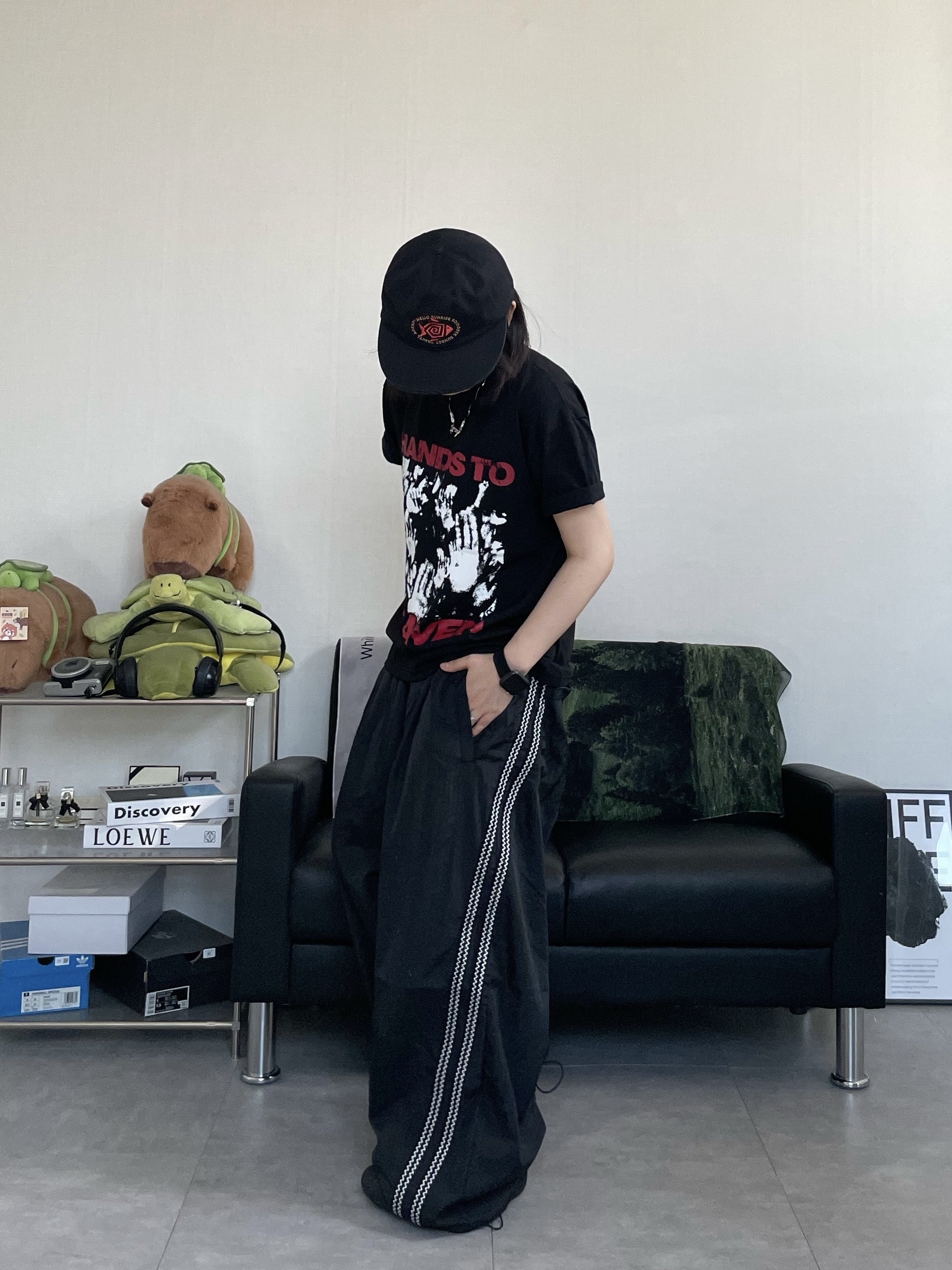 Hello Sunrise Fish Oval Logo Relaxed Fit 6P Cap Black 착용 스타일 - 1