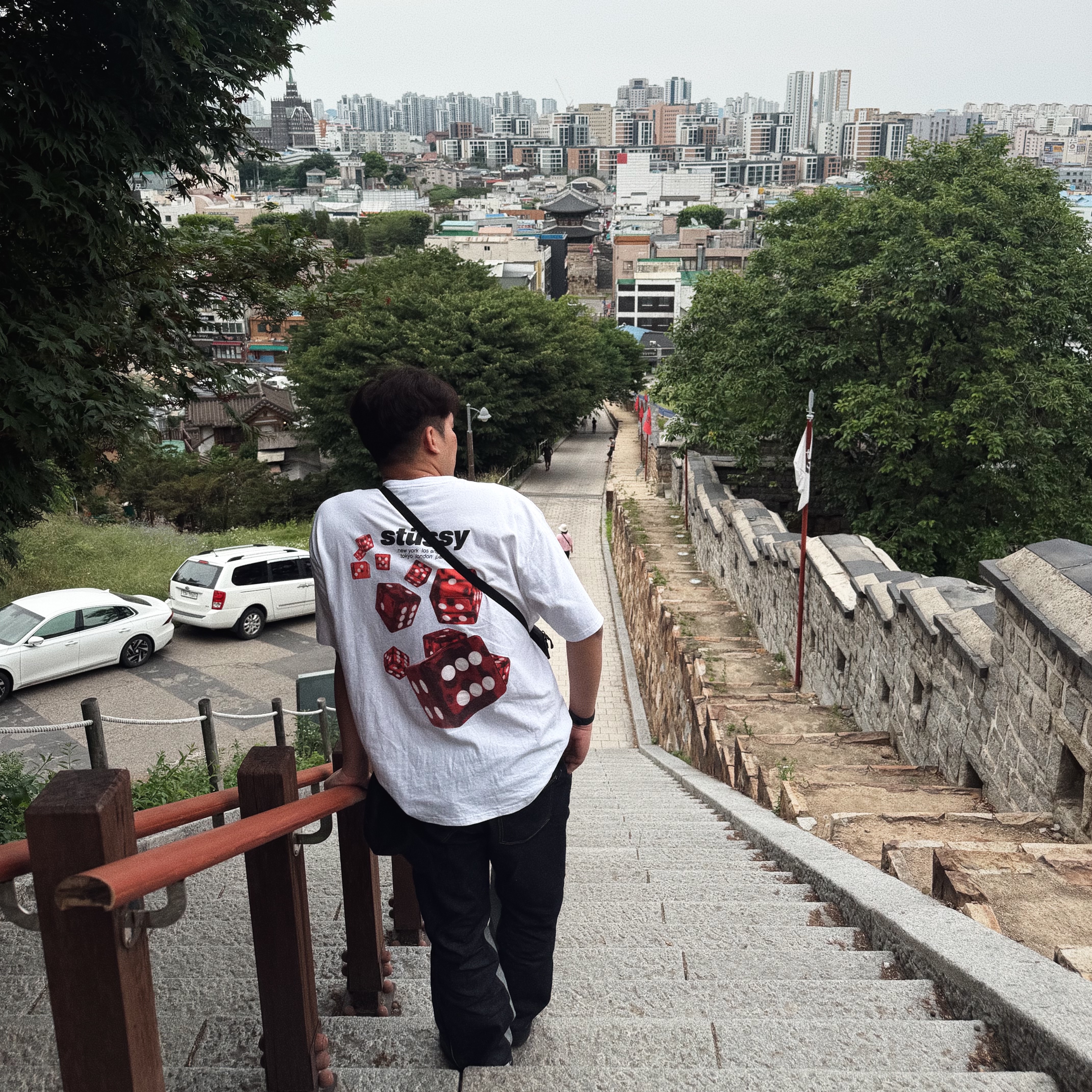 Stussy Rollers T-Shirt White, Arc'teryx Mantis 1 Waistpack Black 착용 스타일 - 1