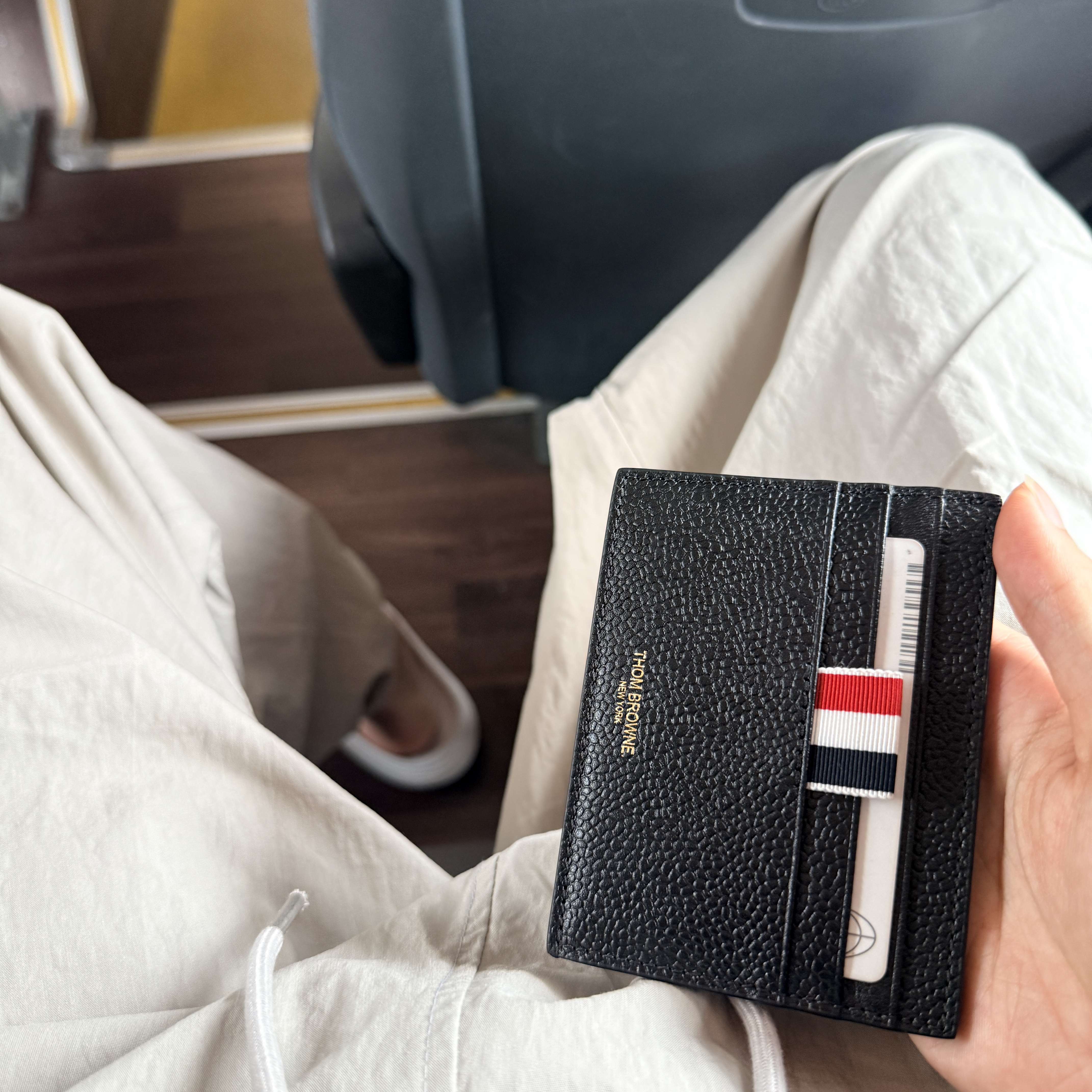 Thom Browne Pebble Grain Leather Stripe Note Compartment Card Holder Black 착용 스타일