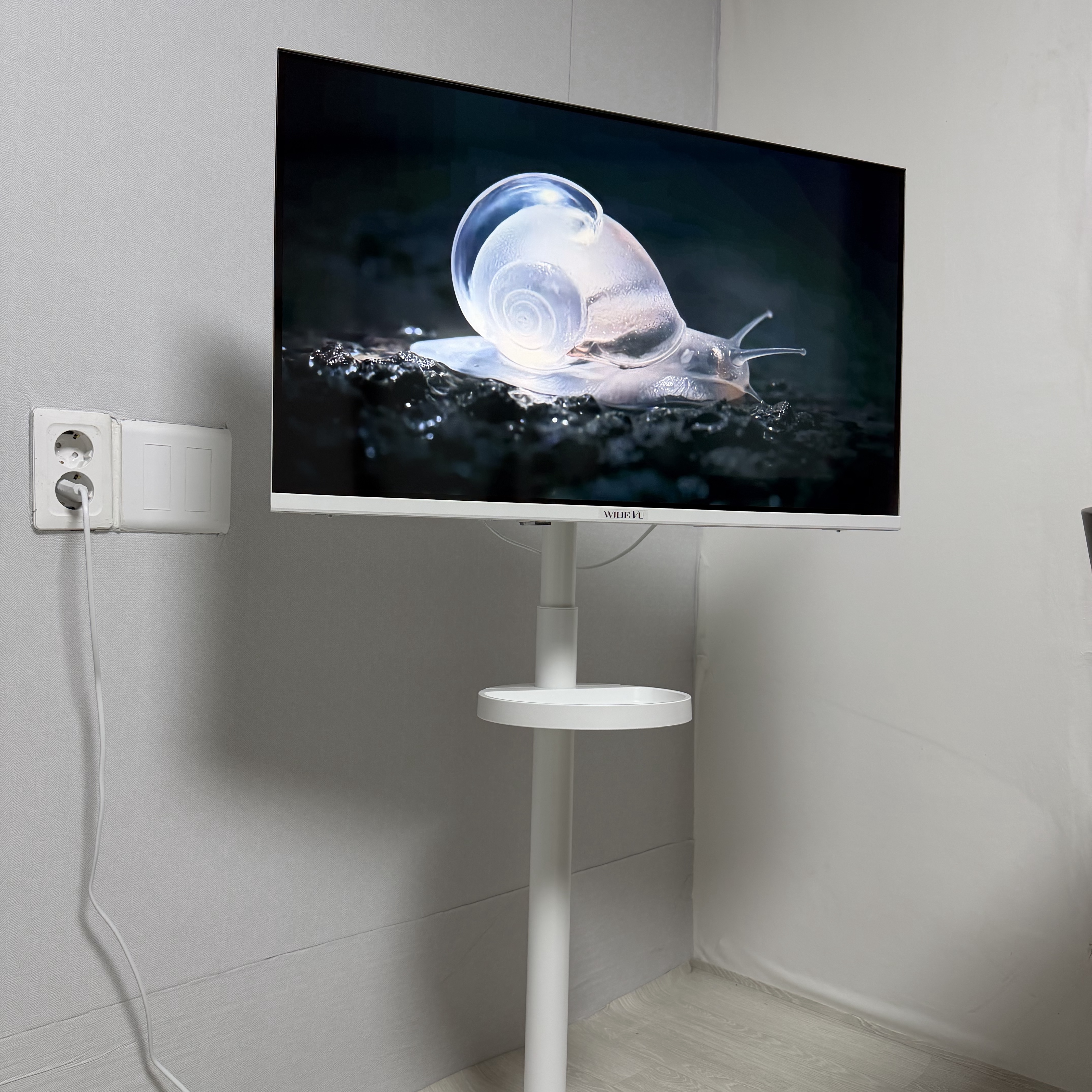 [15% 쿠폰] WIDEVU WideMovingVu White Edition V3 Set QLED 81 cm (32 in) FHD Smart Mobile TV 착용 스타일 - 2