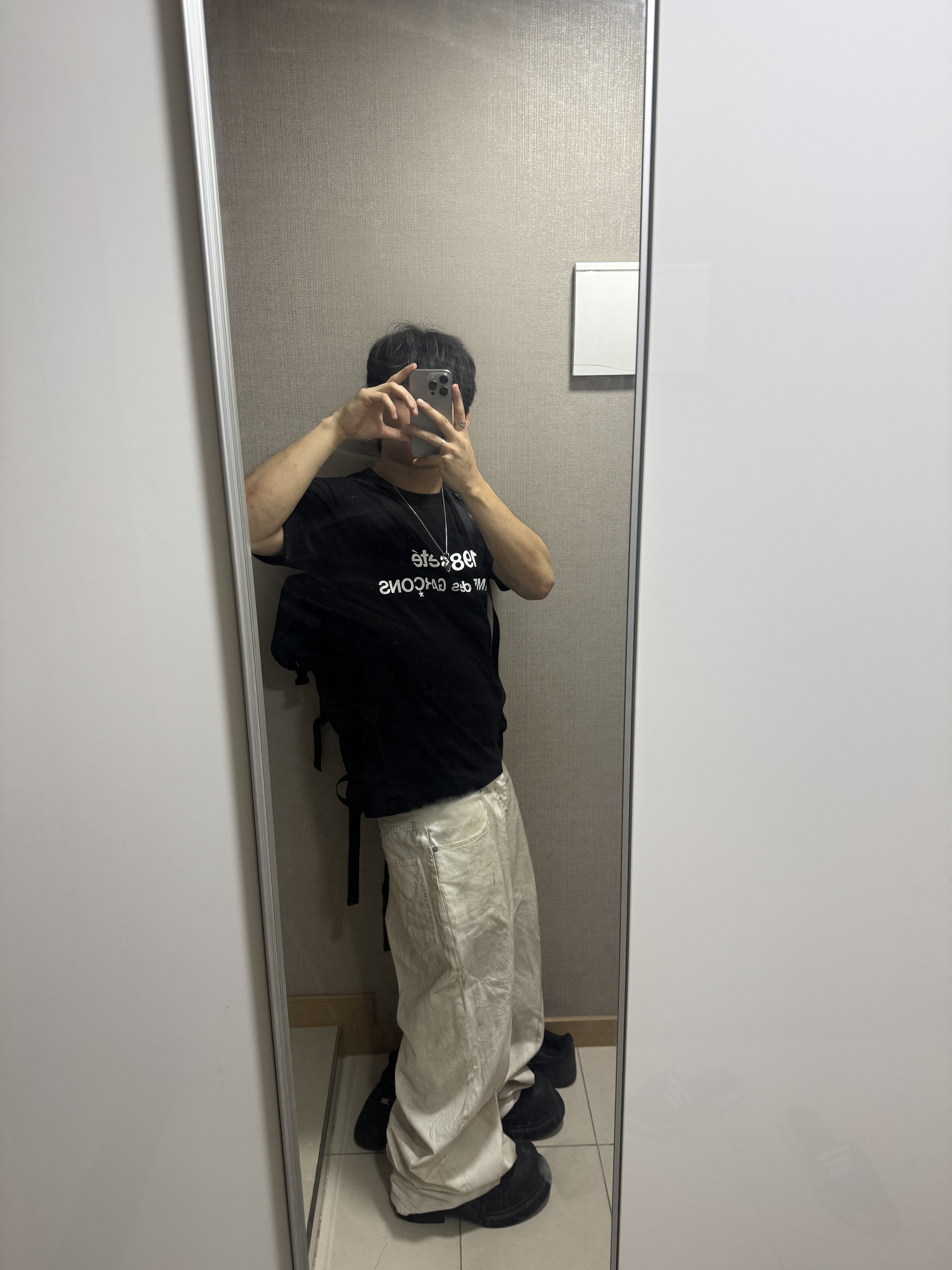 CDG 1986 Comme des Garcons T-Shirt Black, qAp Dirty Baggy Pants Cream 착용 스타일