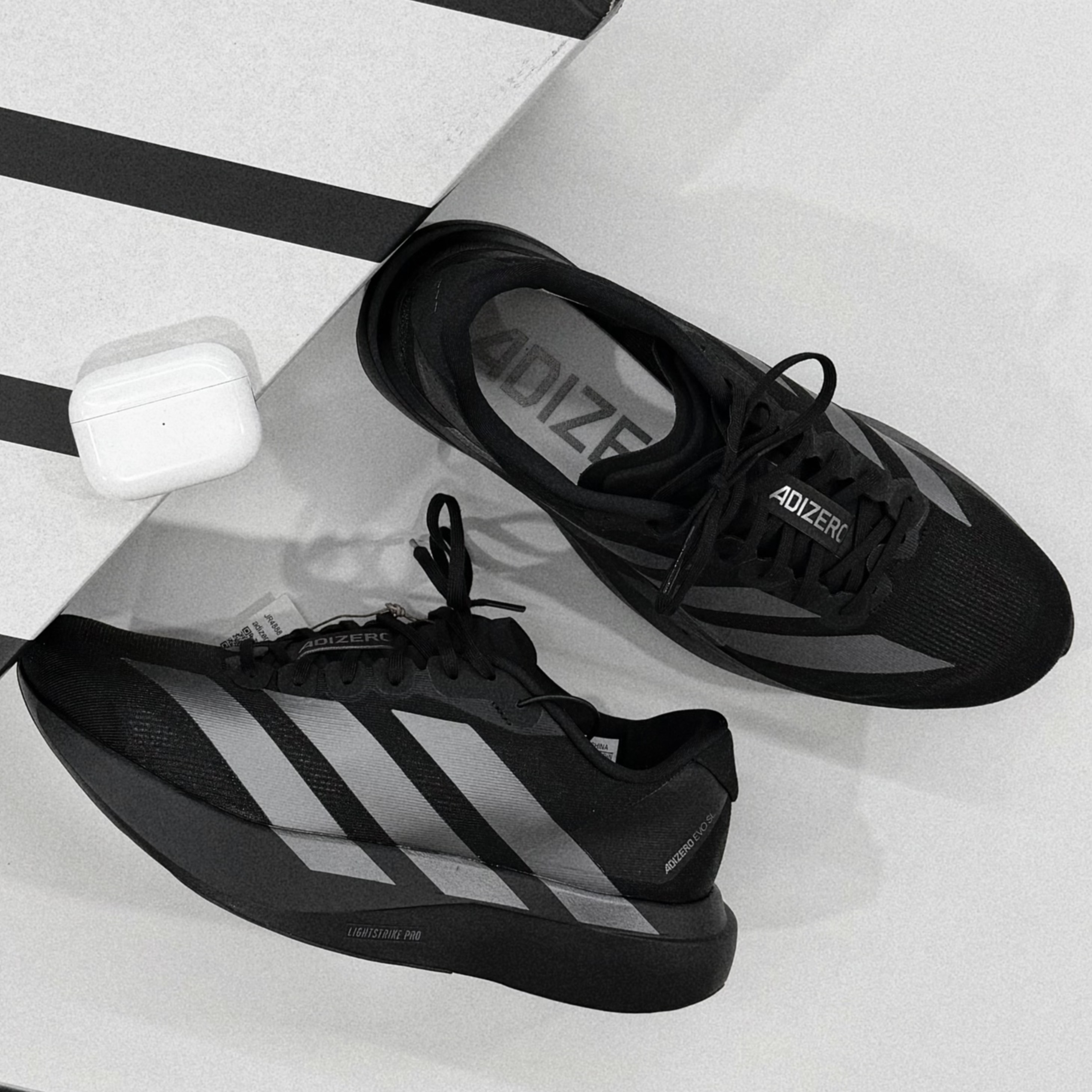 Adidas Adizero EVO SL Core Black Iron Metallic 착용 스타일 - 1