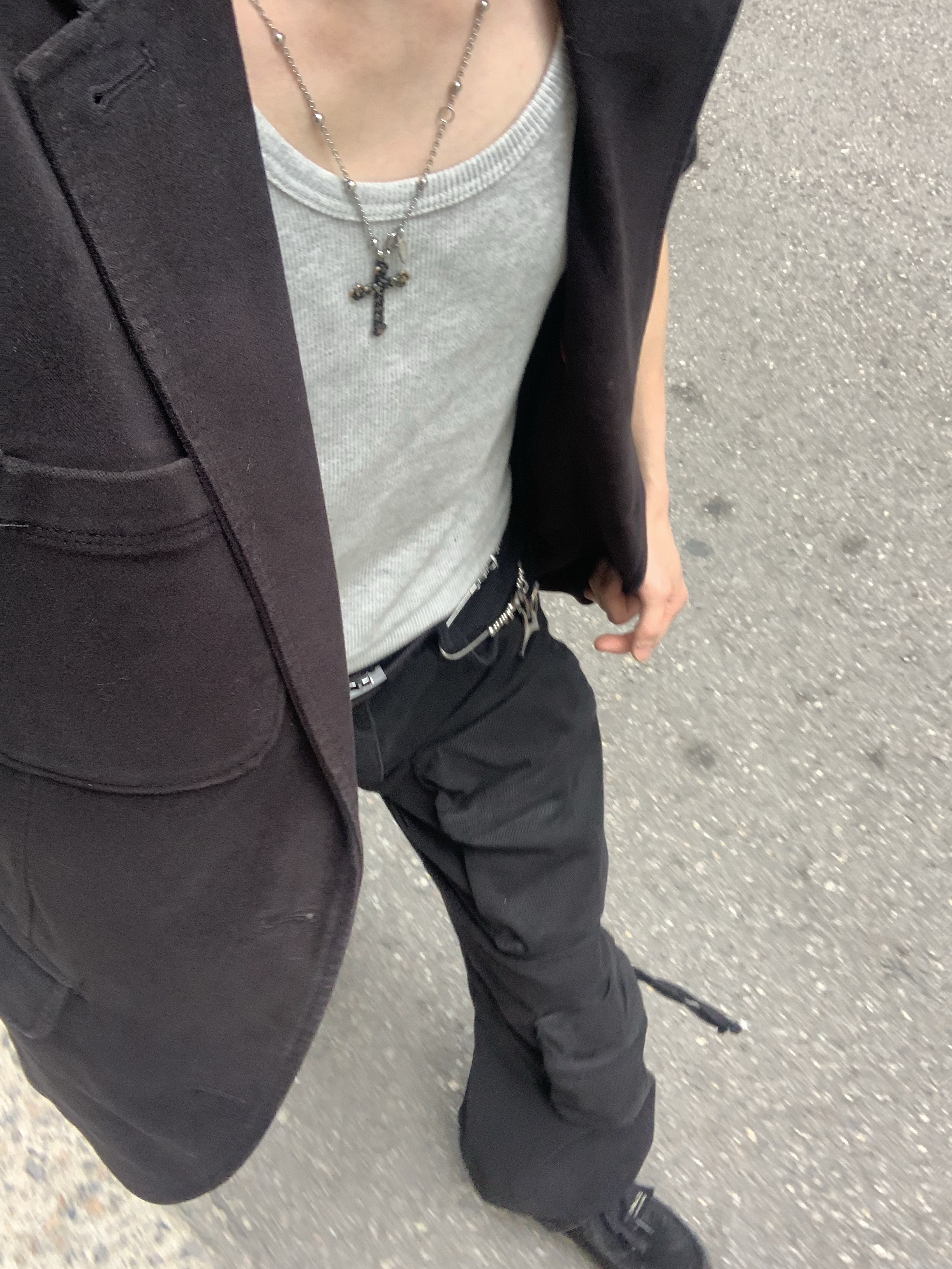 Clarks Wallabee Black Suede, Zara Utility Pocket Pants Black 착용 스타일