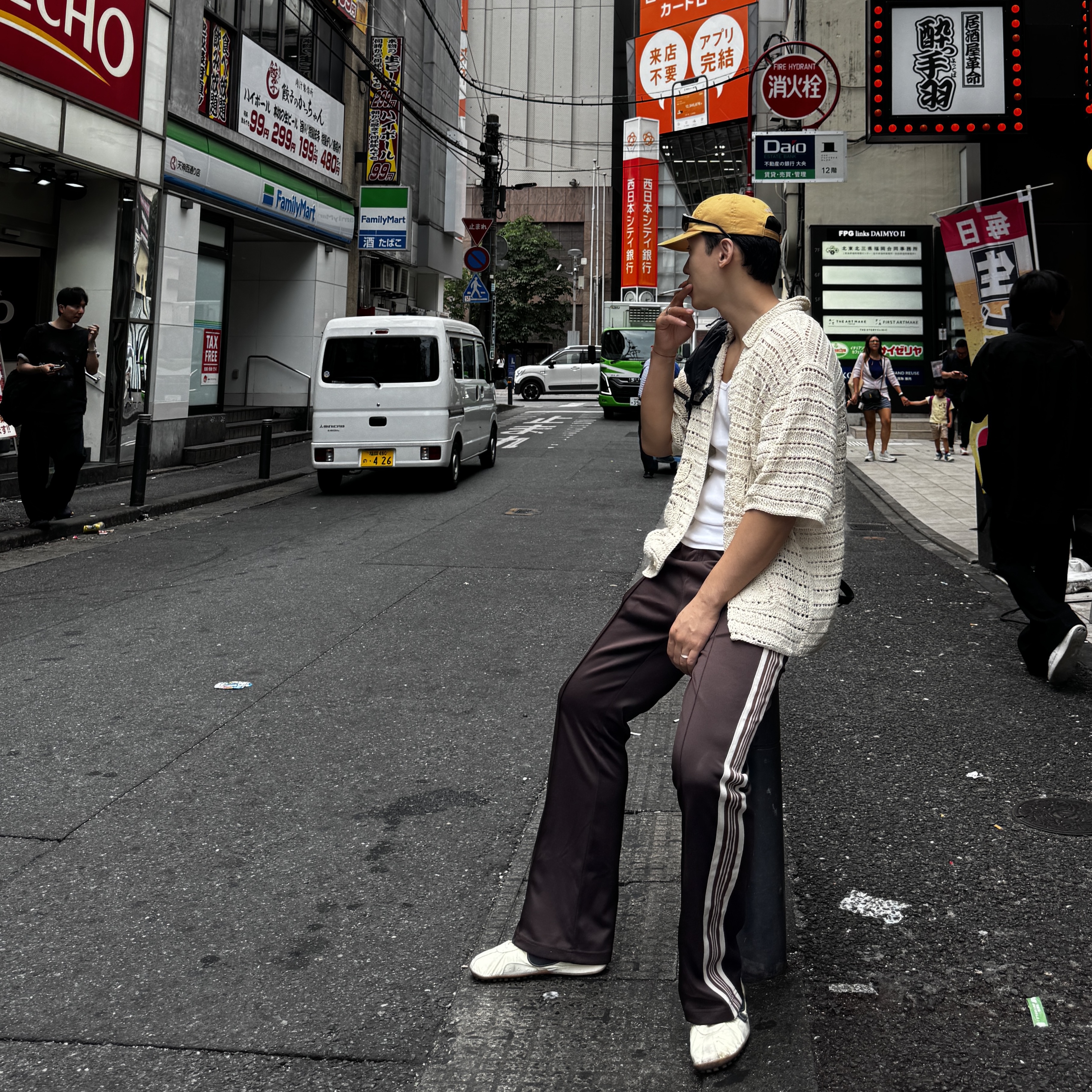 [KREAM 단독] runwhither Track Pants Brown, Nike x Jacquemus Moon Shoe SP Alabaster Off Noir 착용 스타일