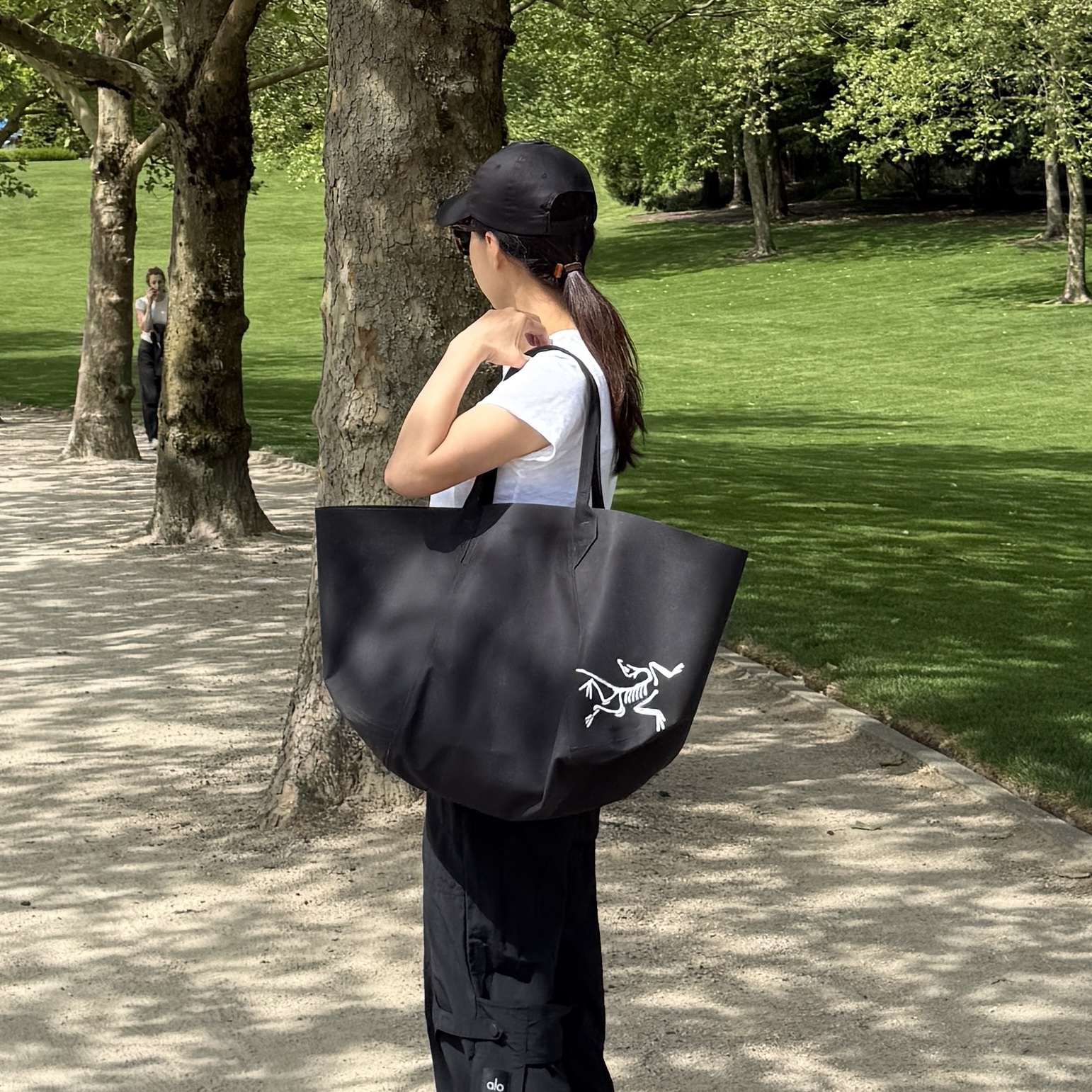 Arc'teryx Carrier 45 Gear Tote Black, Alo Yoga Performance Off Duty Cap Black 착용 스타일 - 1