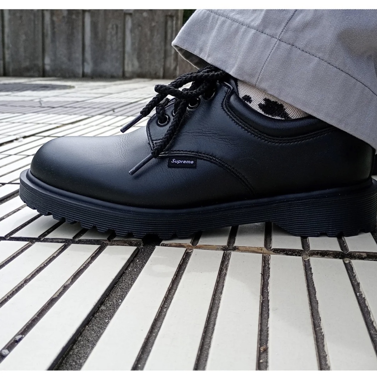 Dr. Martens x Supreme Postal Supreme 4-Eye Shoe Black - 26SS 착용 스타일 - 2