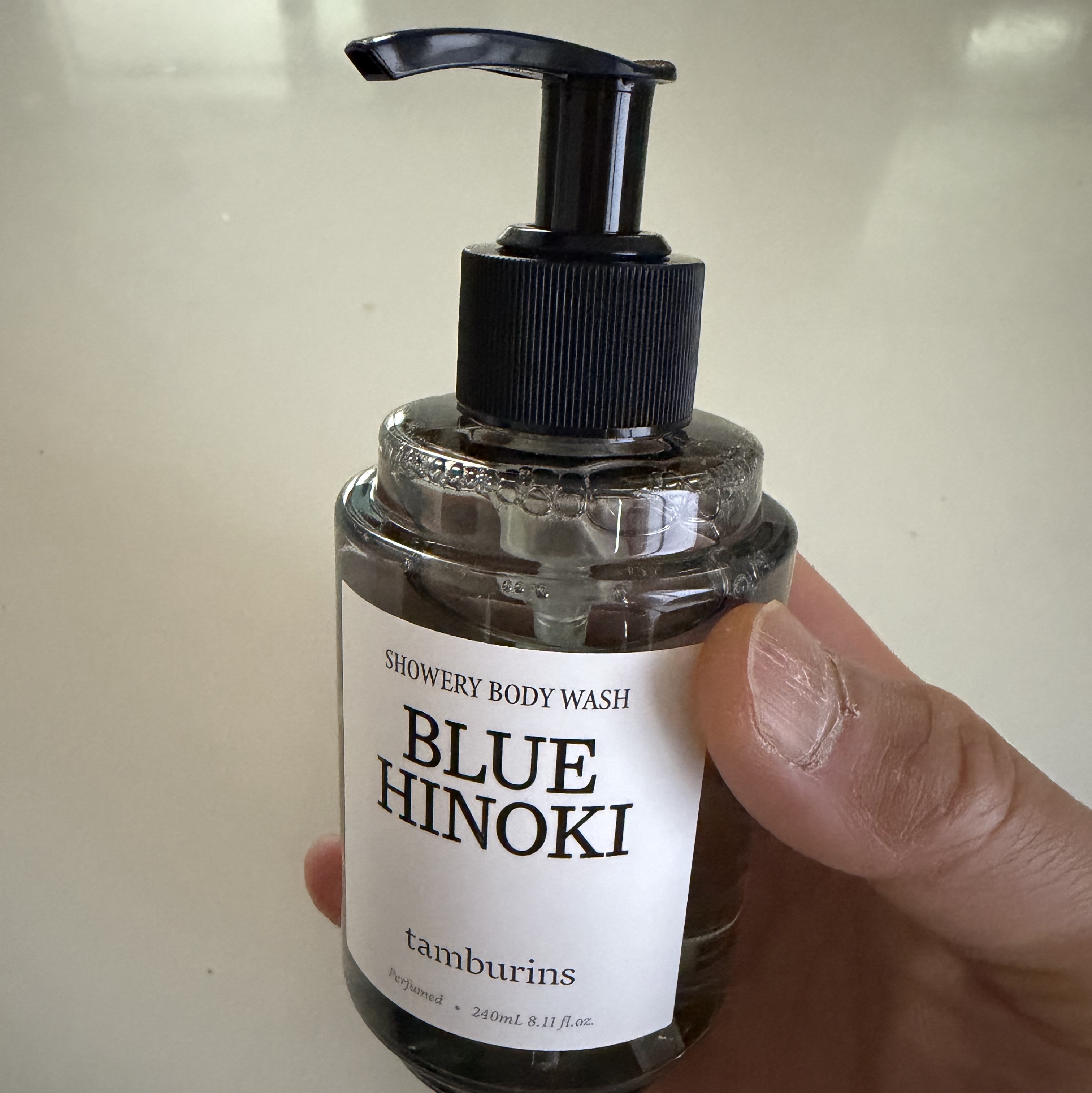 Tamburins Showery Body Wash Blue Hinoki 240ml 착용 스타일 - 2