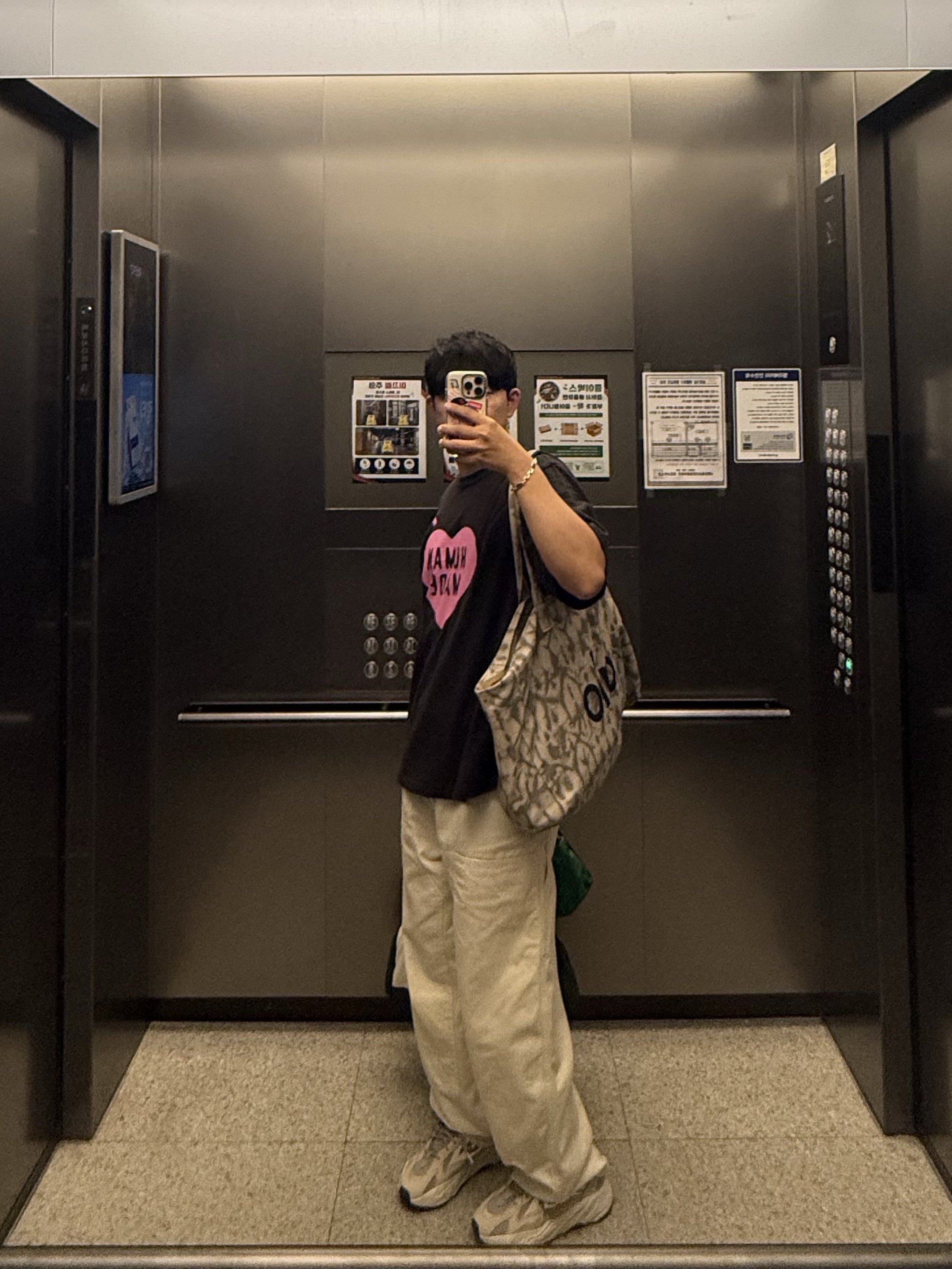 Alo Yoga Iconic Shopper Tote Bag Grey Tiedye, Adidas Yeezy Boost 700 V2 Cream 착용 스타일