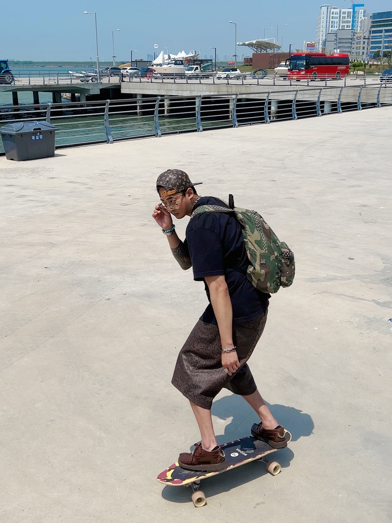 Supreme x Burberry Box Logo T-Shirt Black - 22SS, Supreme Baggy Leather Shorts Snakeskin - 25SS 착용 스타일