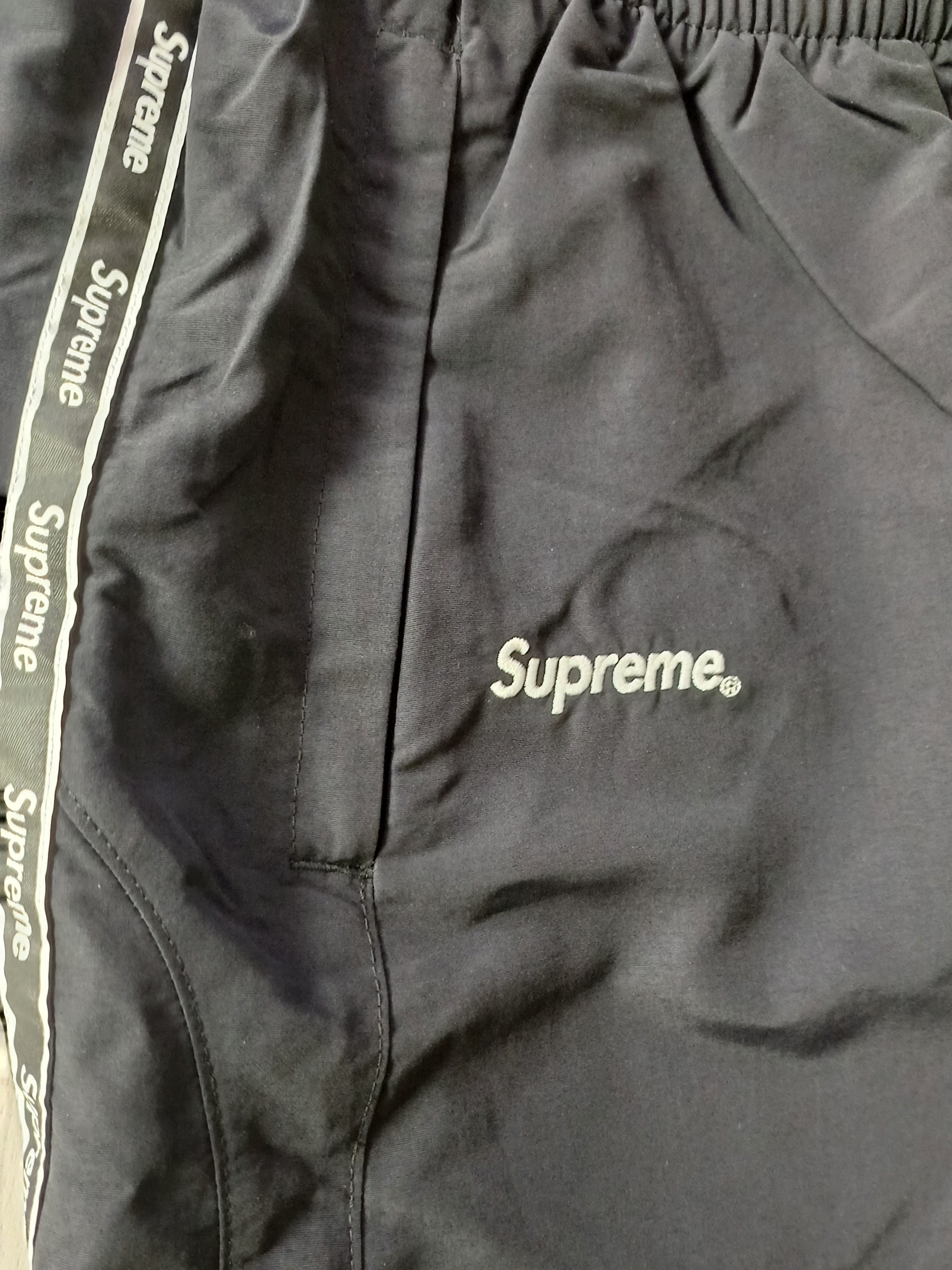 Supreme Logo Taping Track Pant Black - 26SS 착용 스타일 - 1