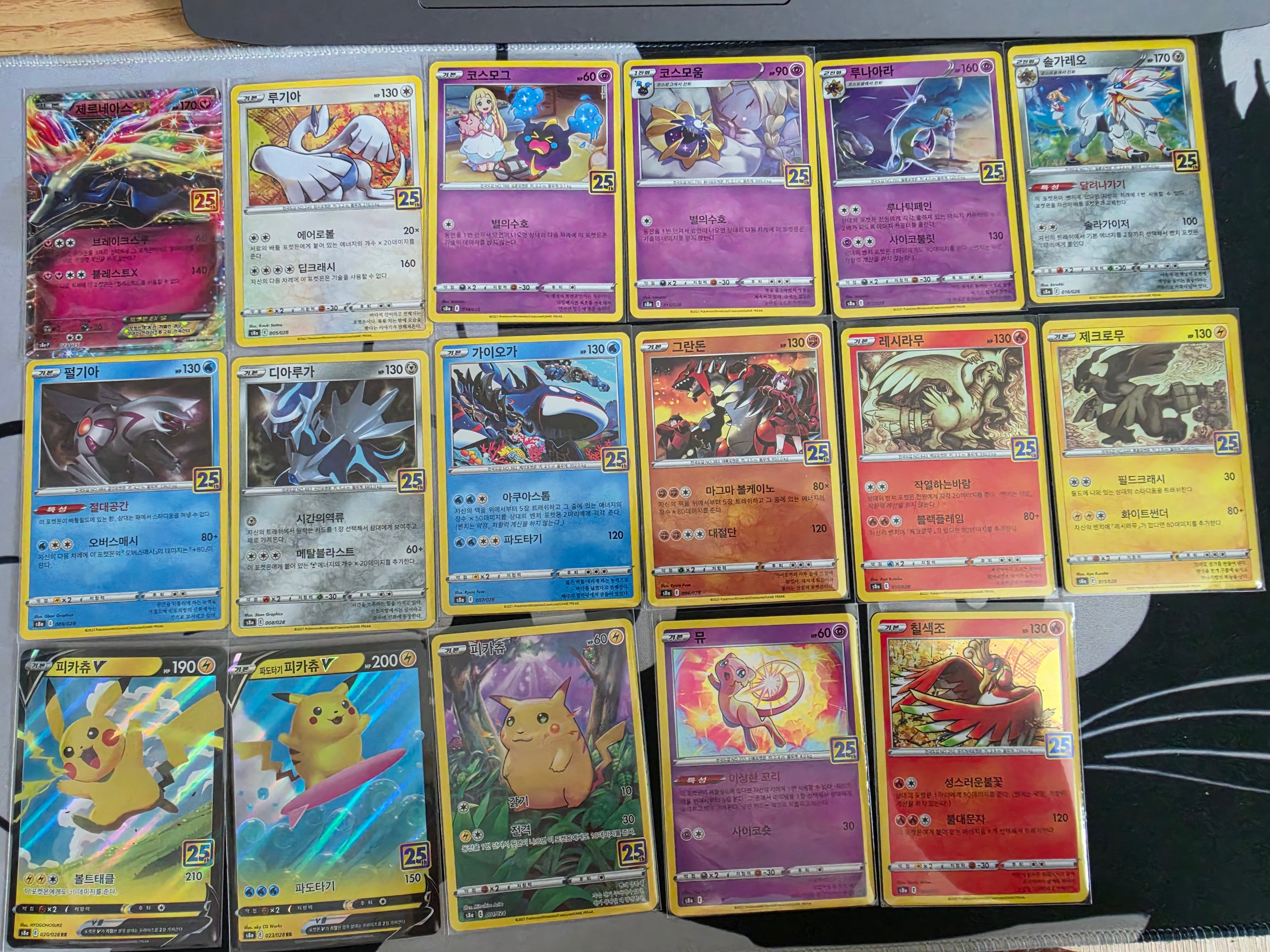 Pokemon TCG Sword & Shield 25th ANNIVERSARY COLLECTION Special Set Box (Korean Ver.), Pokemon TCG Pikachu 25Th Anniversary Collection (Japanese Ver.) 착용 스타일