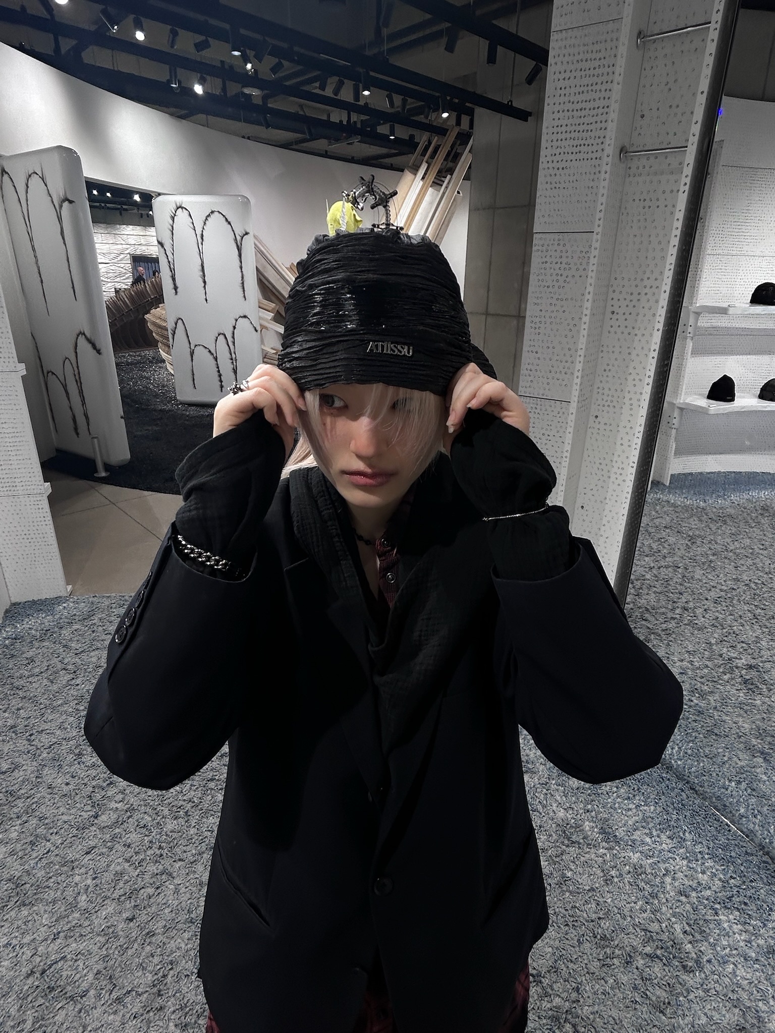 Atiissu Pukit Bucket Hat Black 착용 스타일 - 1