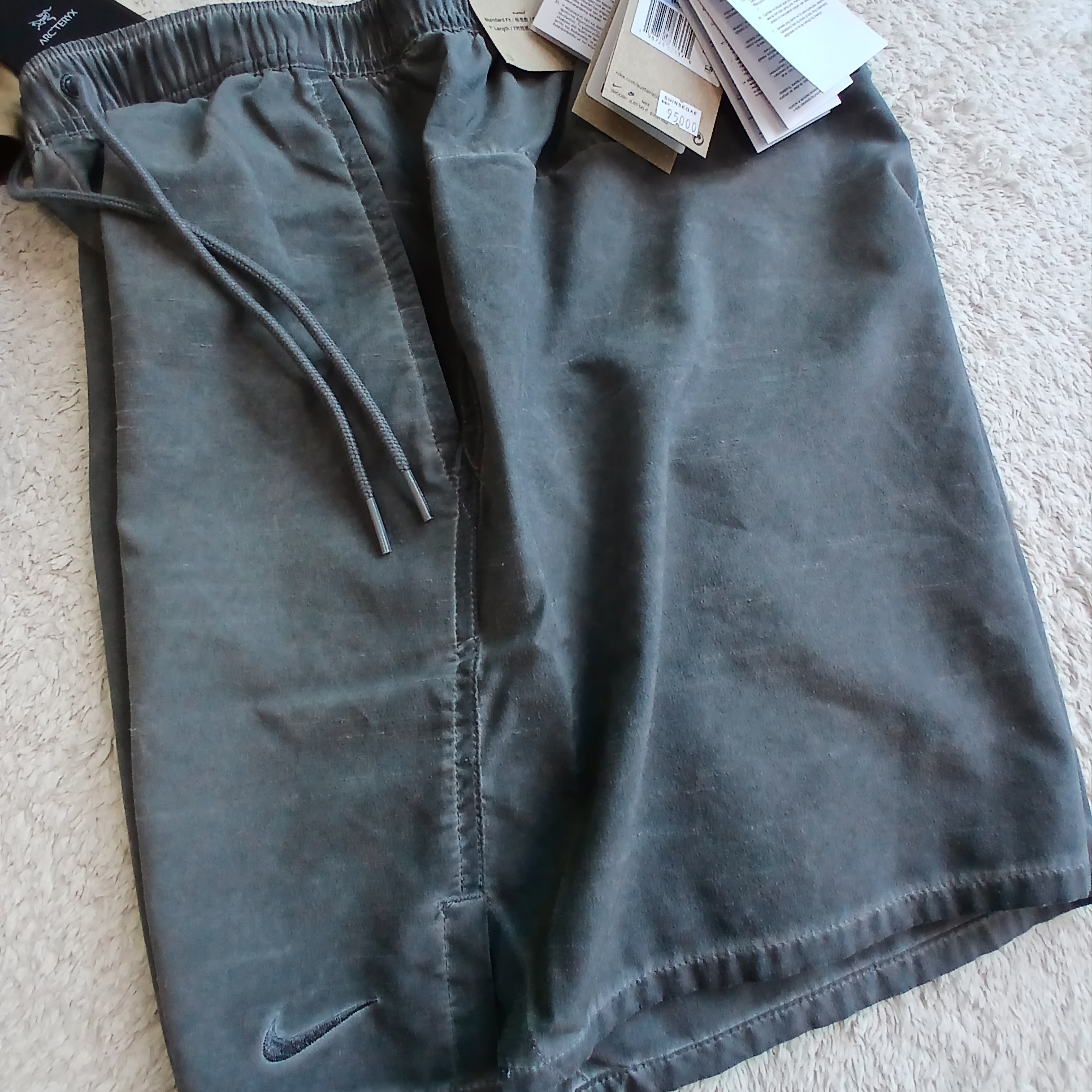 Arc'teryx Cormac Logo SS Shirt Black, Nike N.A.C. Unlimited 7 Inch Training Shorts Smoke Grey (IF2814-084) 착용 스타일 - 6