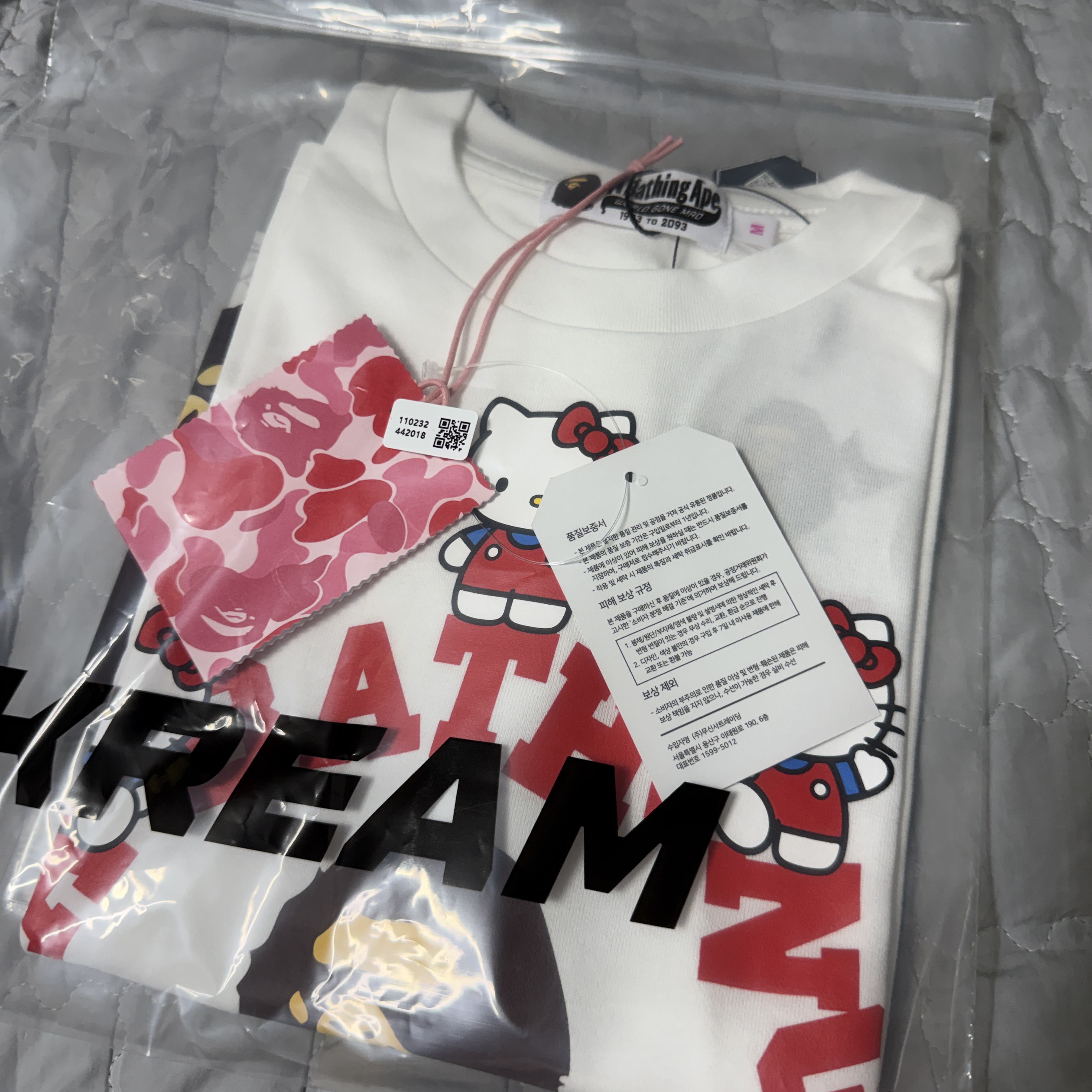 (W) BAPE x Sanrio Characters College Mini T-Shirt White 착용 스타일 - 2