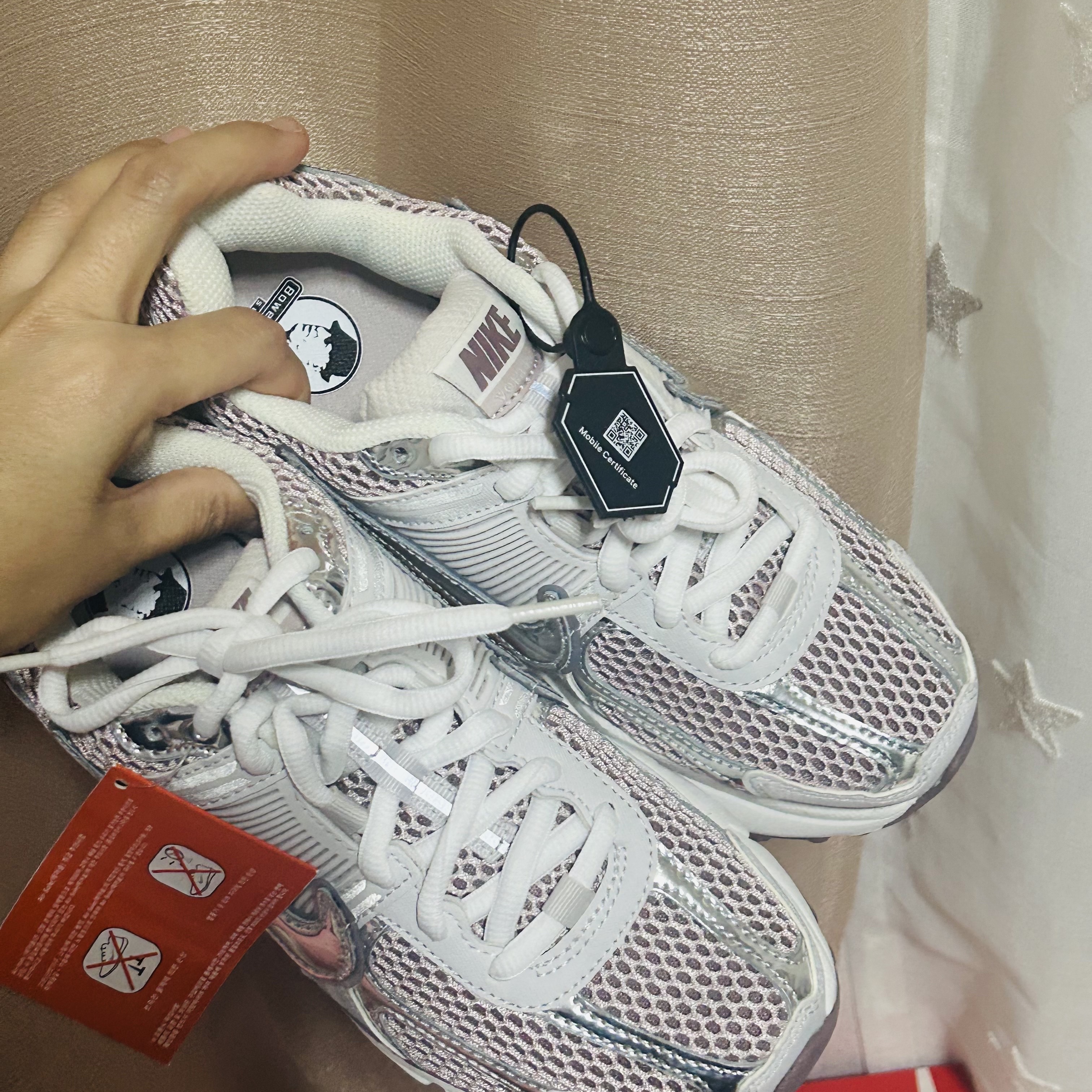 (W) Nike Zoom Vomero 5 Metallic Silver Platinum Violet 착용 스타일 - 2