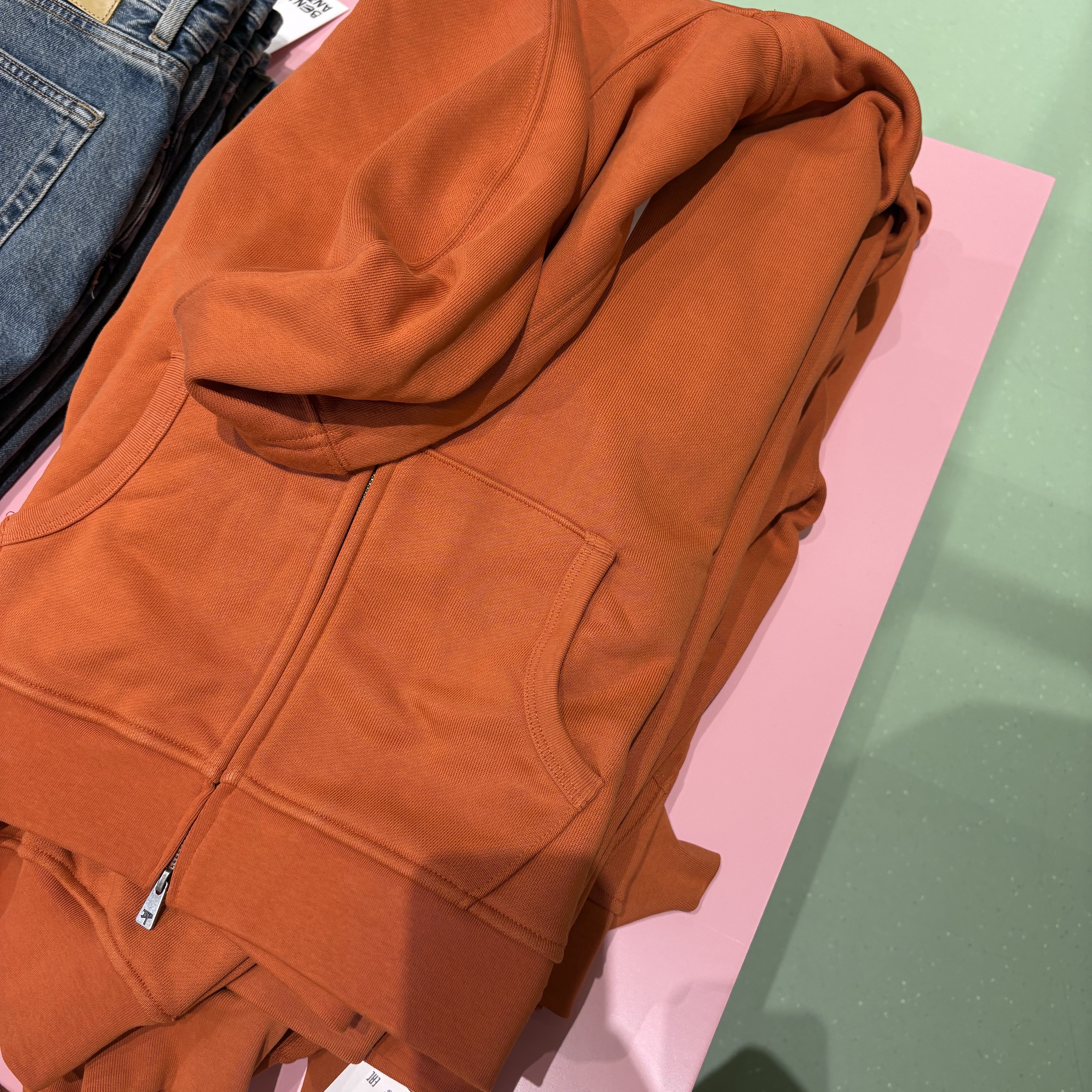 Zara x Bad Bunny Cropped Fit Hoodie with Zip Sweatshirt Orange 착용 스타일