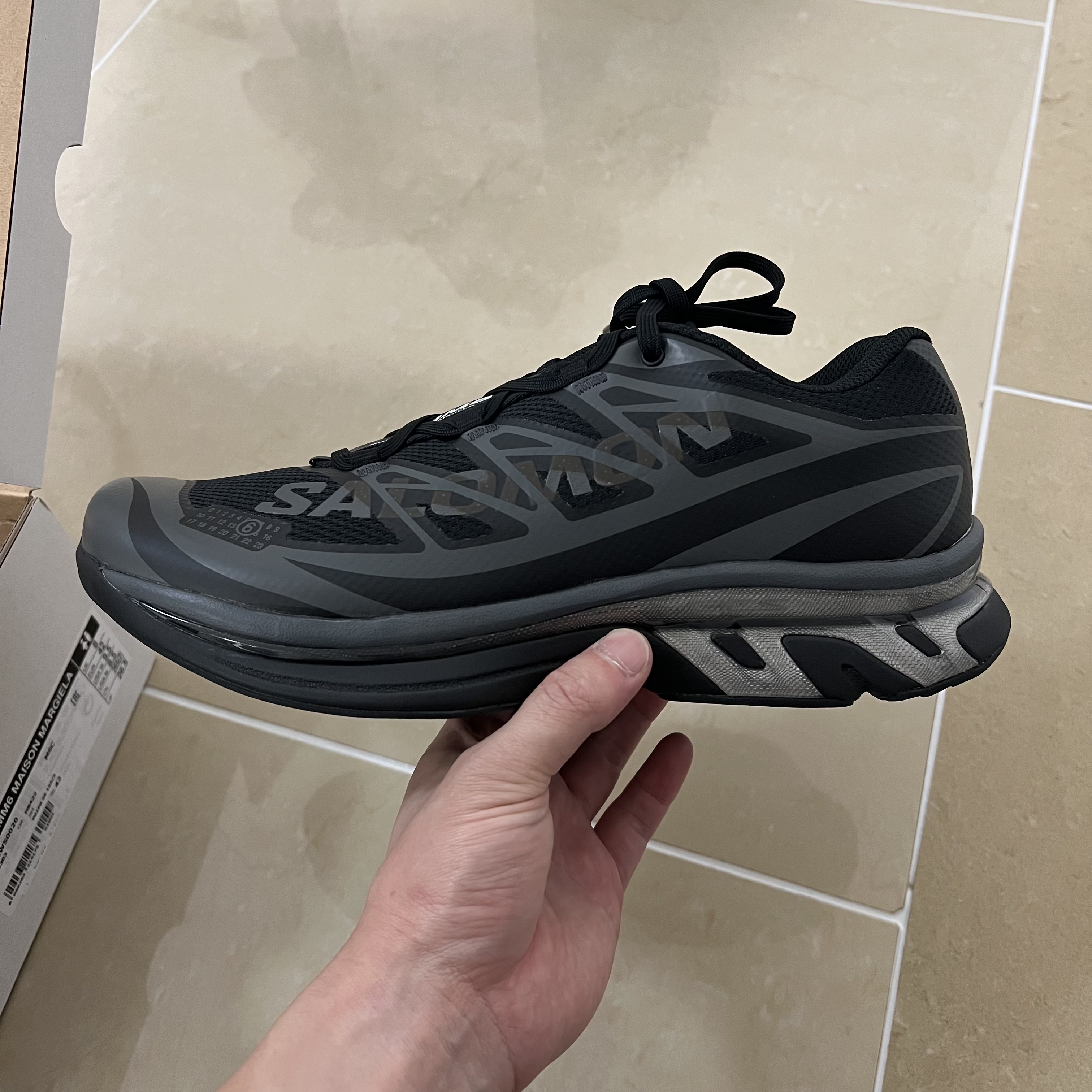 Salomon x MM6 Maison Margiela XT Black, Salomon x MM6 Masion Margiela XT-MM6 Black Ftw Silver 착용 스타일 - 1