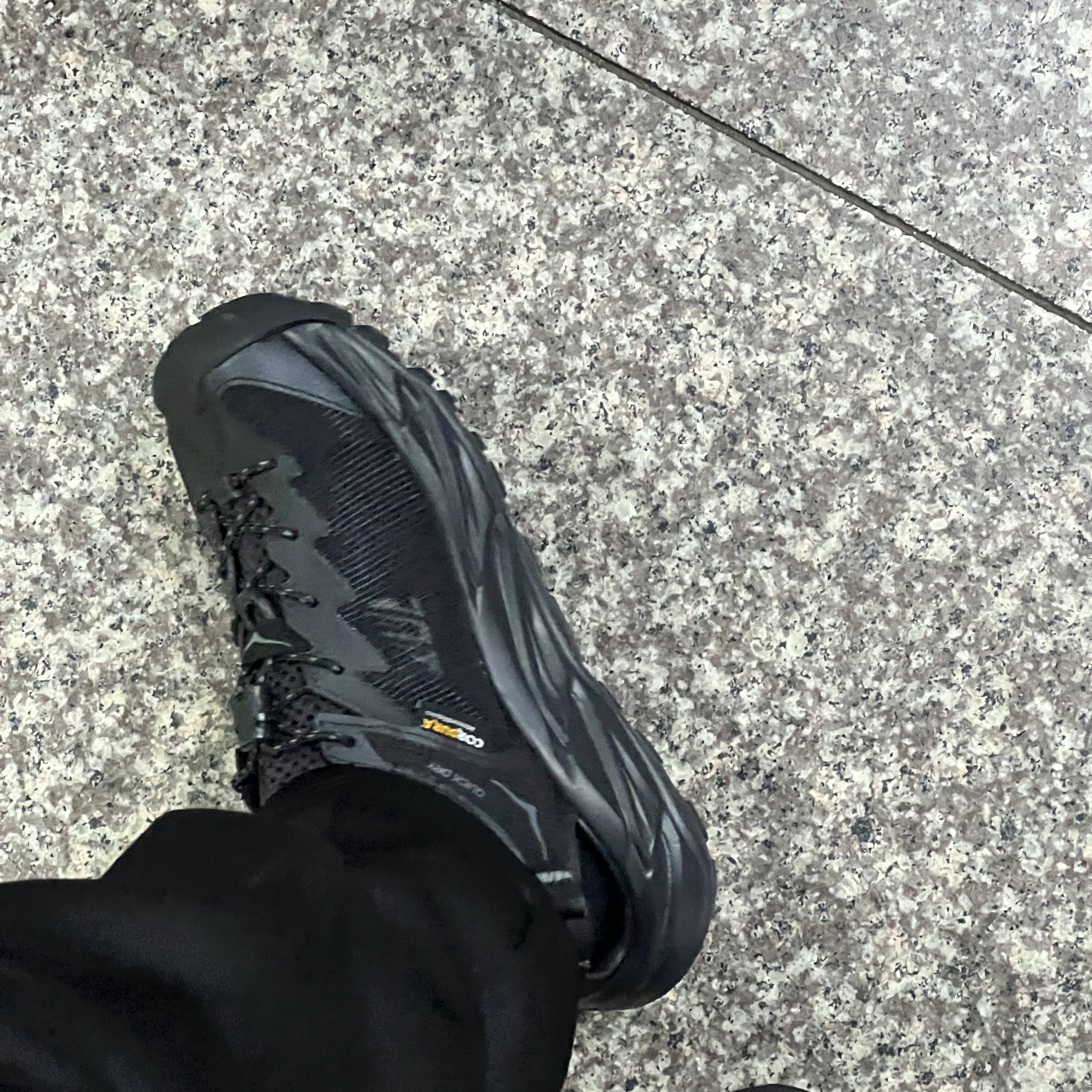 (W) Hoka Hopara 2 Black 착용 스타일 - 2