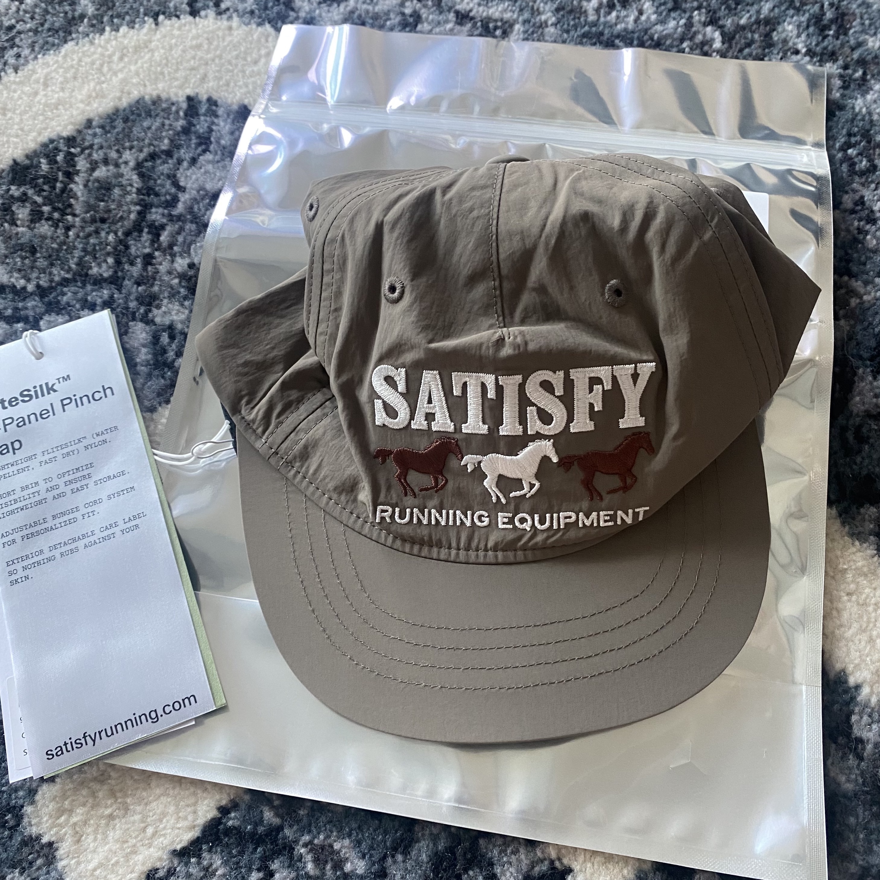 Satisfy Flitesilk 5‑Panel Pinch Cap Falcon 착용 스타일