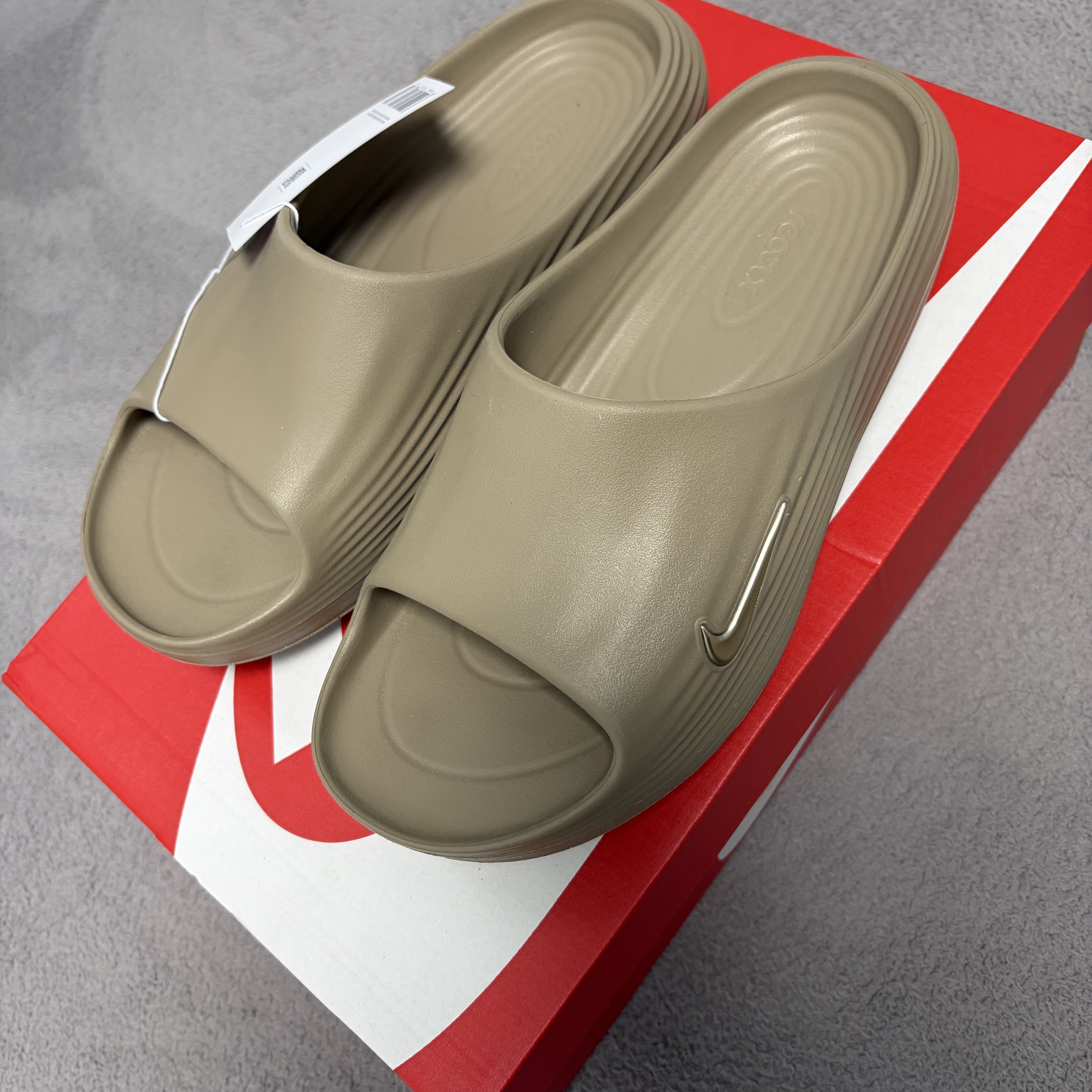 Nike ReactX Rejuven8 Slide Khaki 착용 스타일