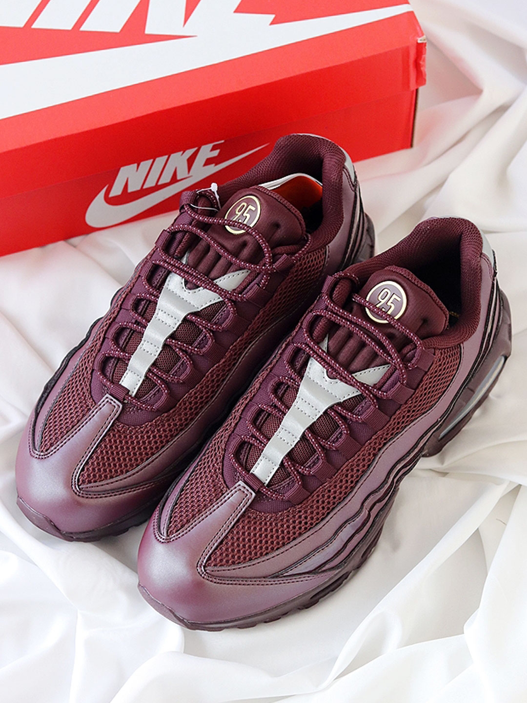 Nike Air Max 95 Big Bubble Total 90 Burgundy Crush Metallic Gold 착용 스타일 - 1