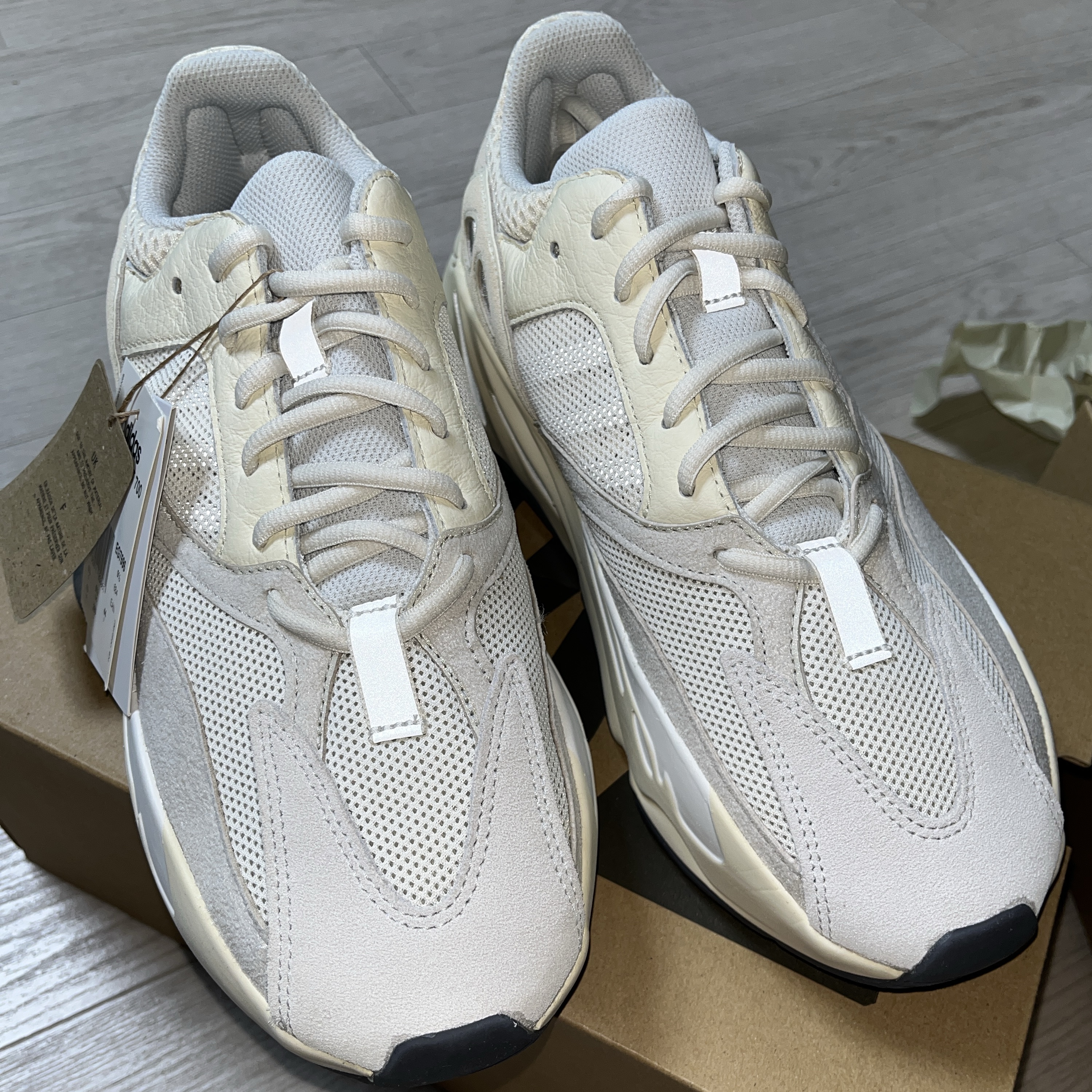 Adidas Yeezy Boost 700 Analog 2022/2023 착용 스타일