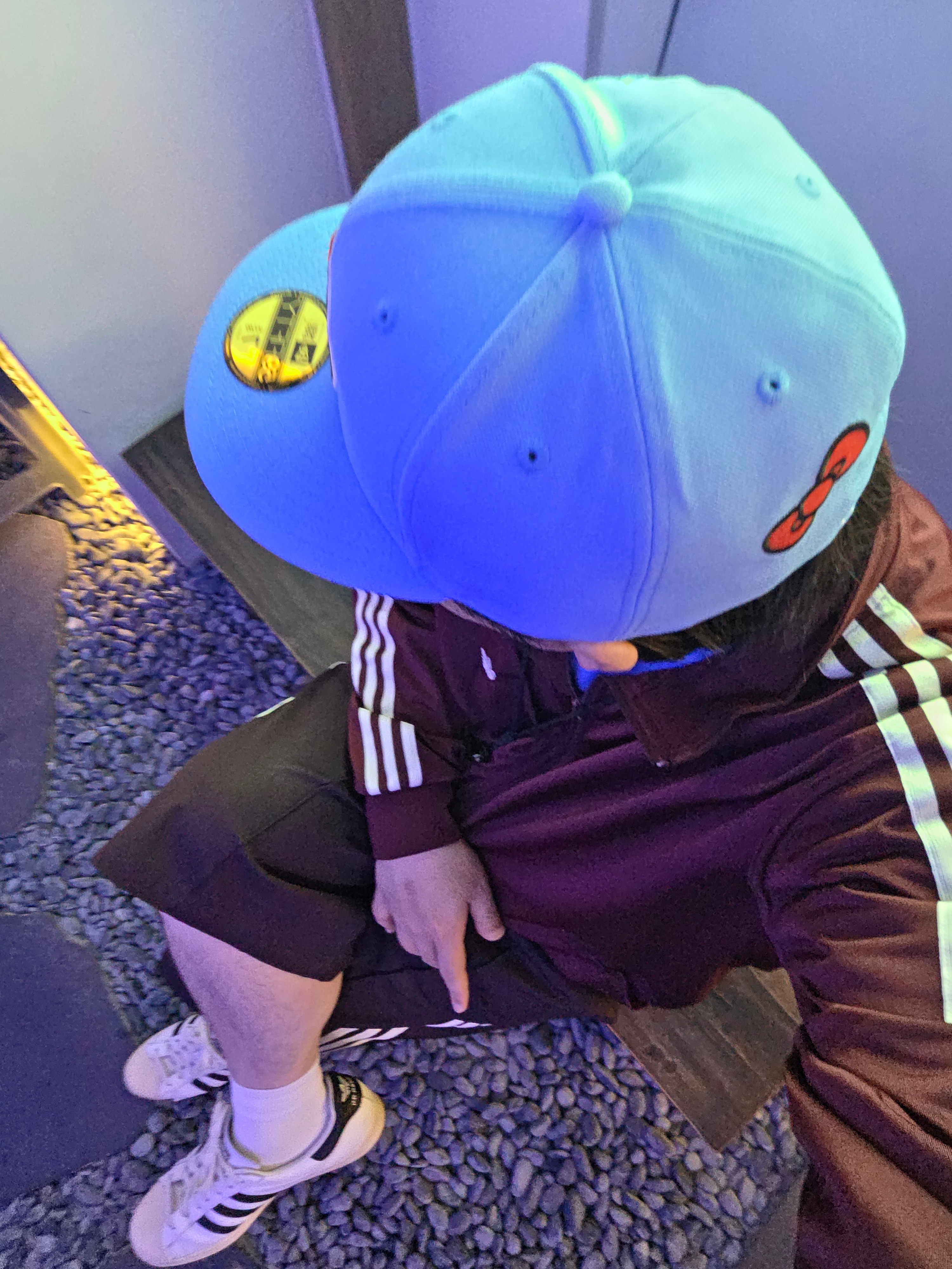 New Era x Hello Kitty Size Cap Radiant Blue, Adidas Adicolor Classic 3S T-Shirt Semi Blue Burst - KR Sizing 착용 스타일 - 2
