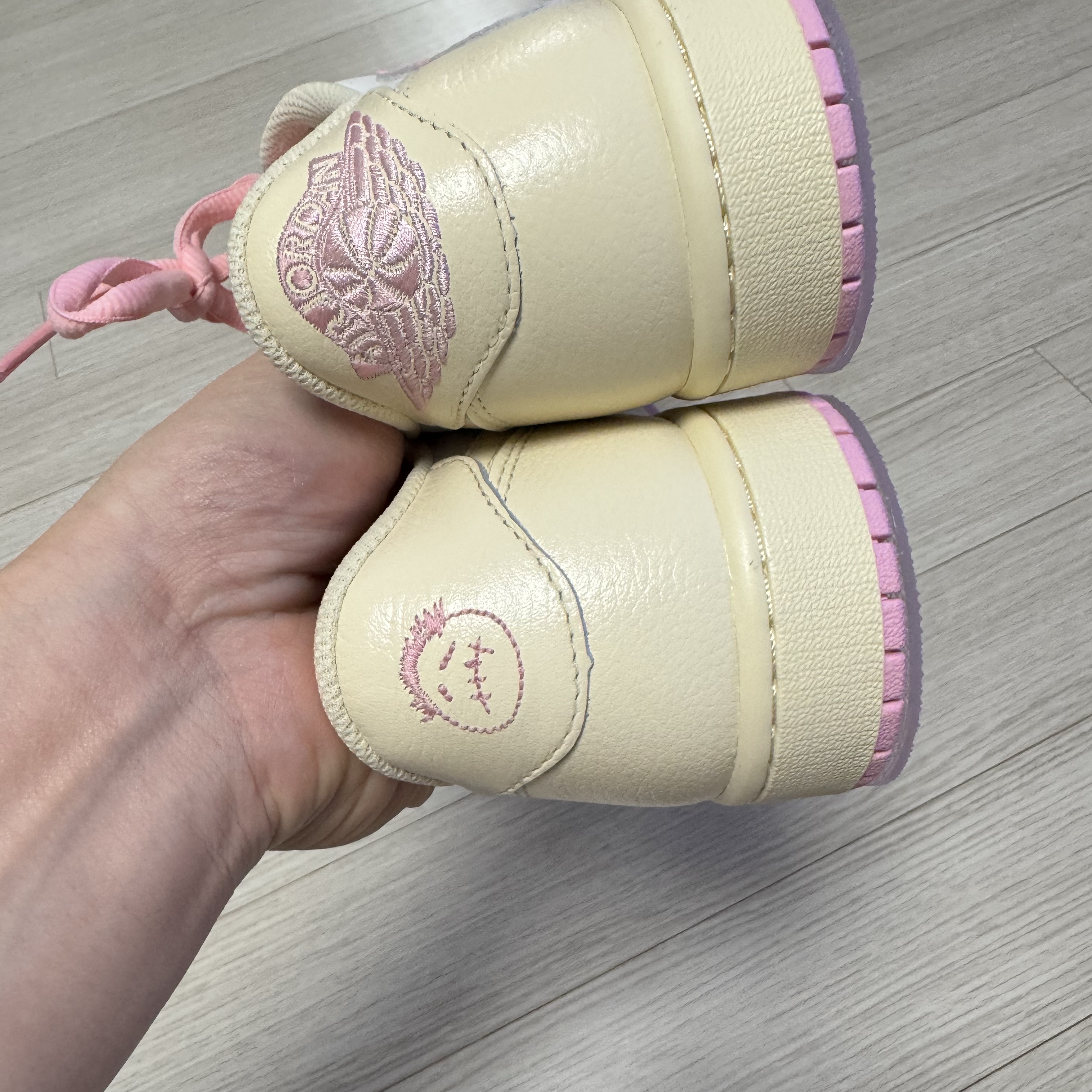 Jordan 1 x Travis Scott Retro Low OG SP Muslin Shy Pink 착용 스타일 - 3