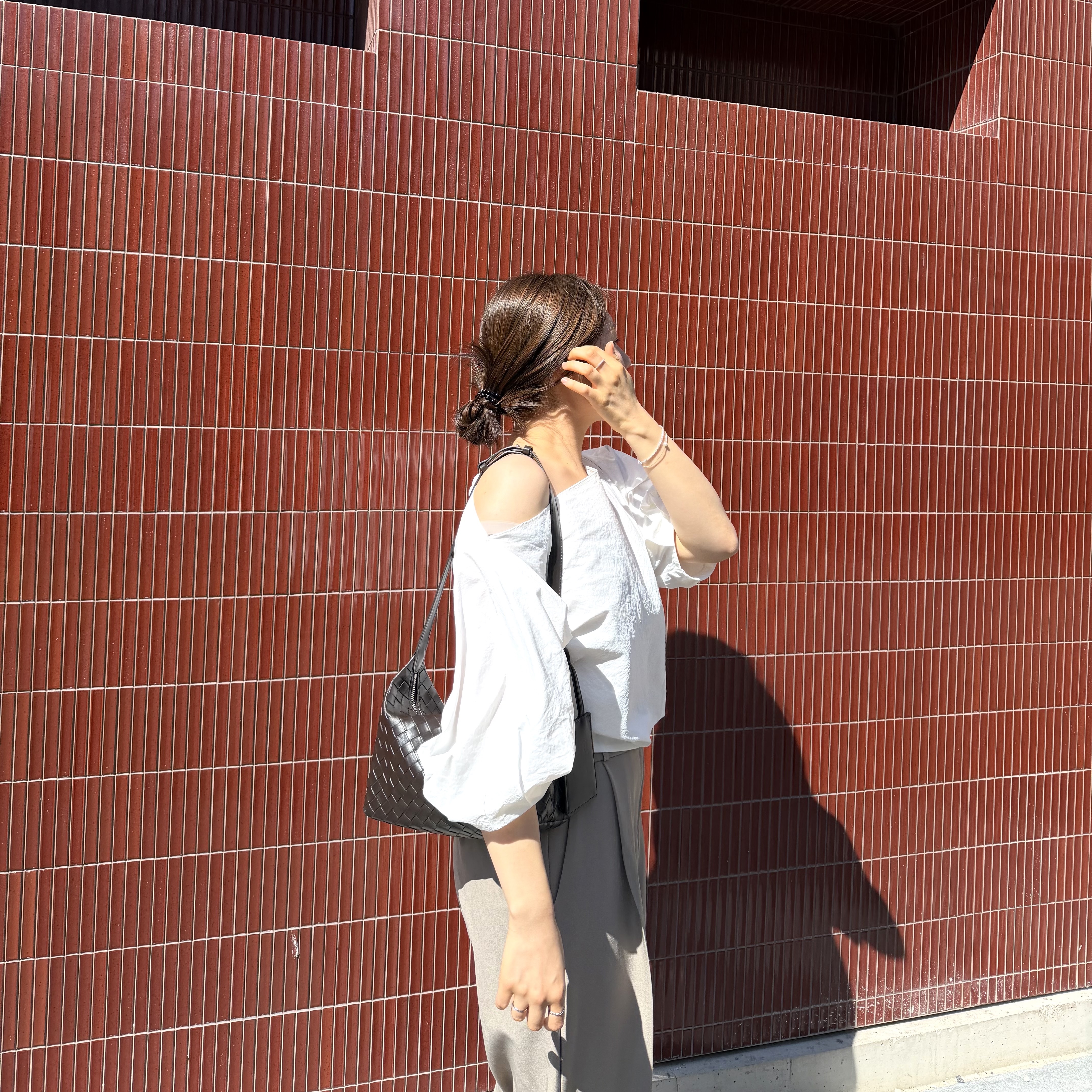 Anoeticanc Weaving Mesh Mini Bag Brown 착용 스타일