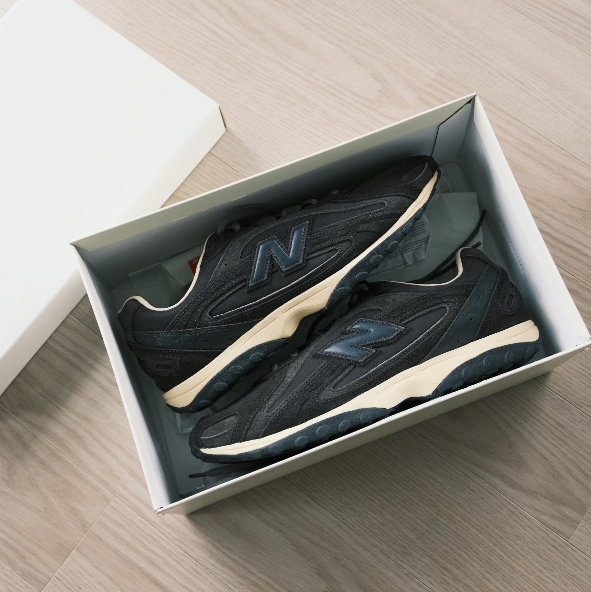 New Balance x Auralee 204L Dark Brown 착용 스타일