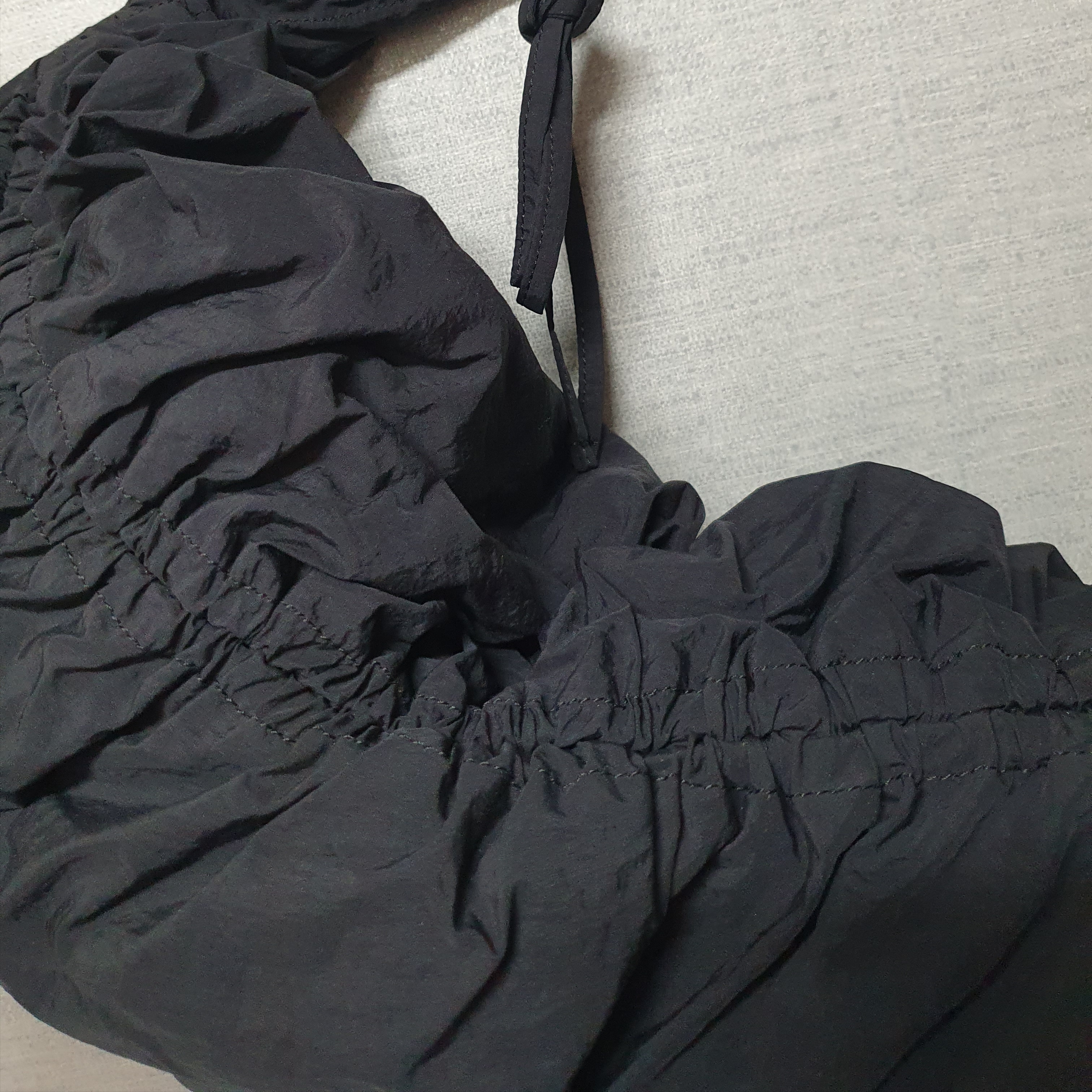 COS Canopy Nylon Mini Crossbody Bag Black 착용 스타일