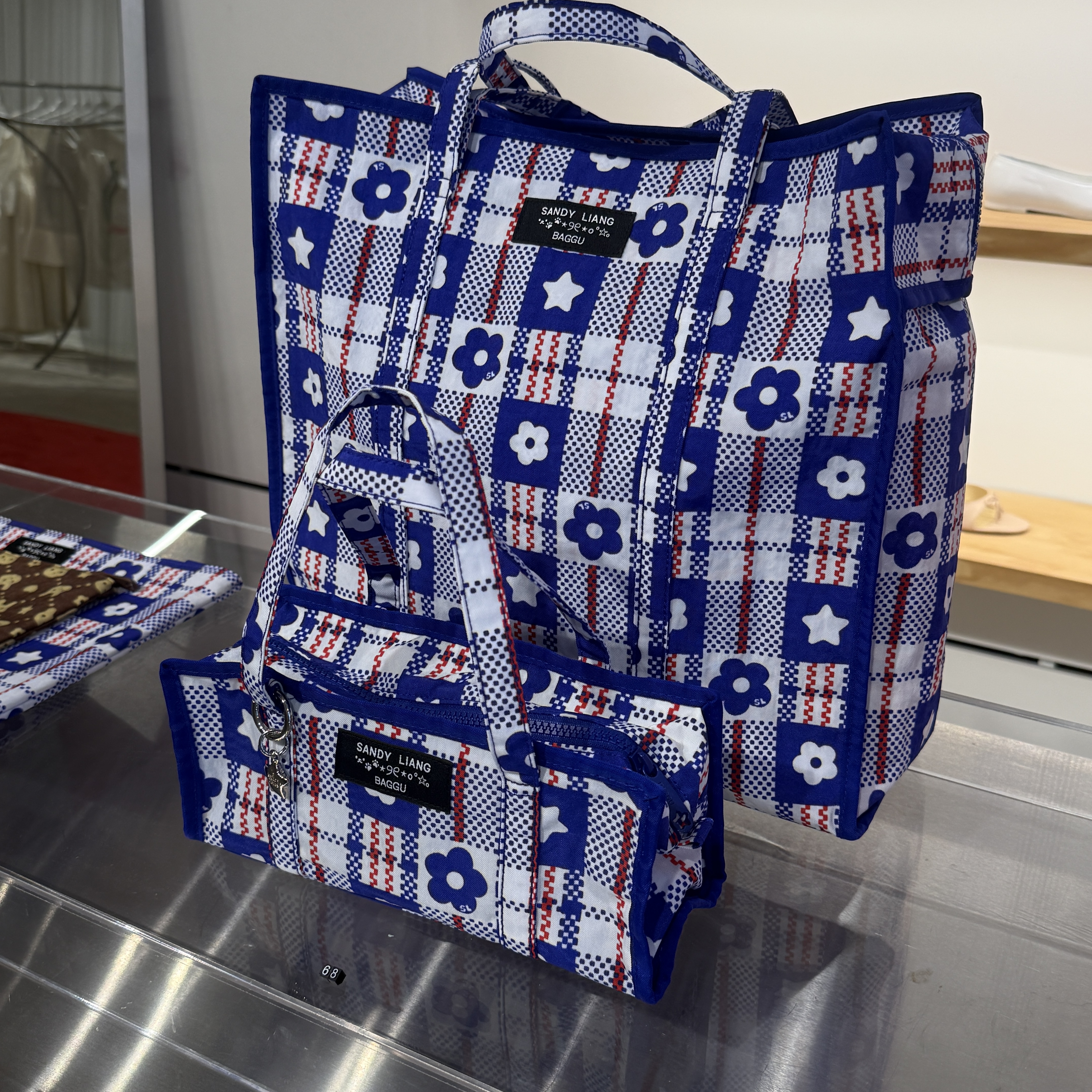 Sandy Liang x Baggu Mini Nylon Market Bag Market Plaid Blue, Sandy Liang x Baggu Large Nylon Market Bag Market Plaid Blue 착용 스타일 - 1