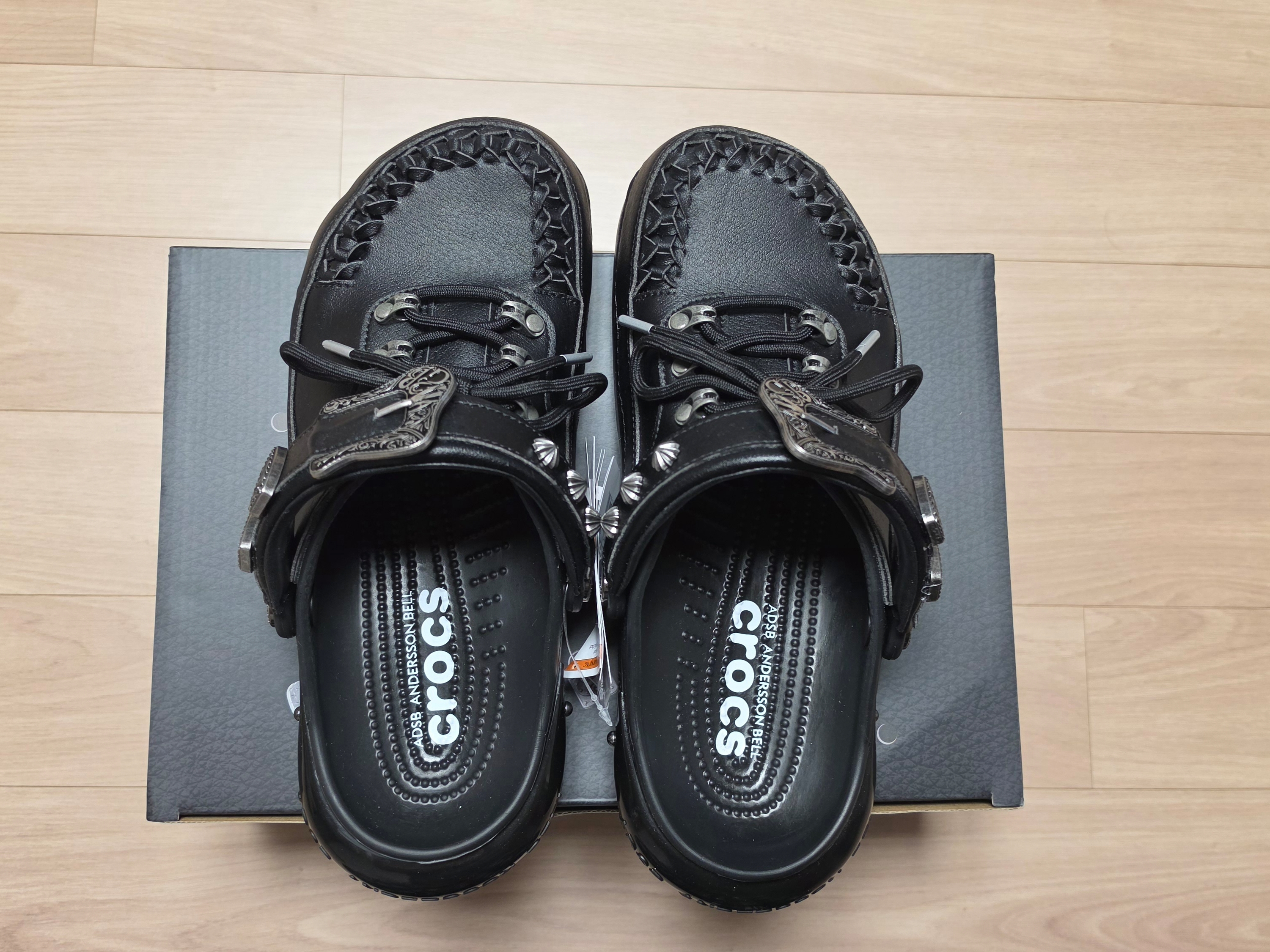 Crocs x Andersson Bell Classic Clog Black 착용 스타일 - 3