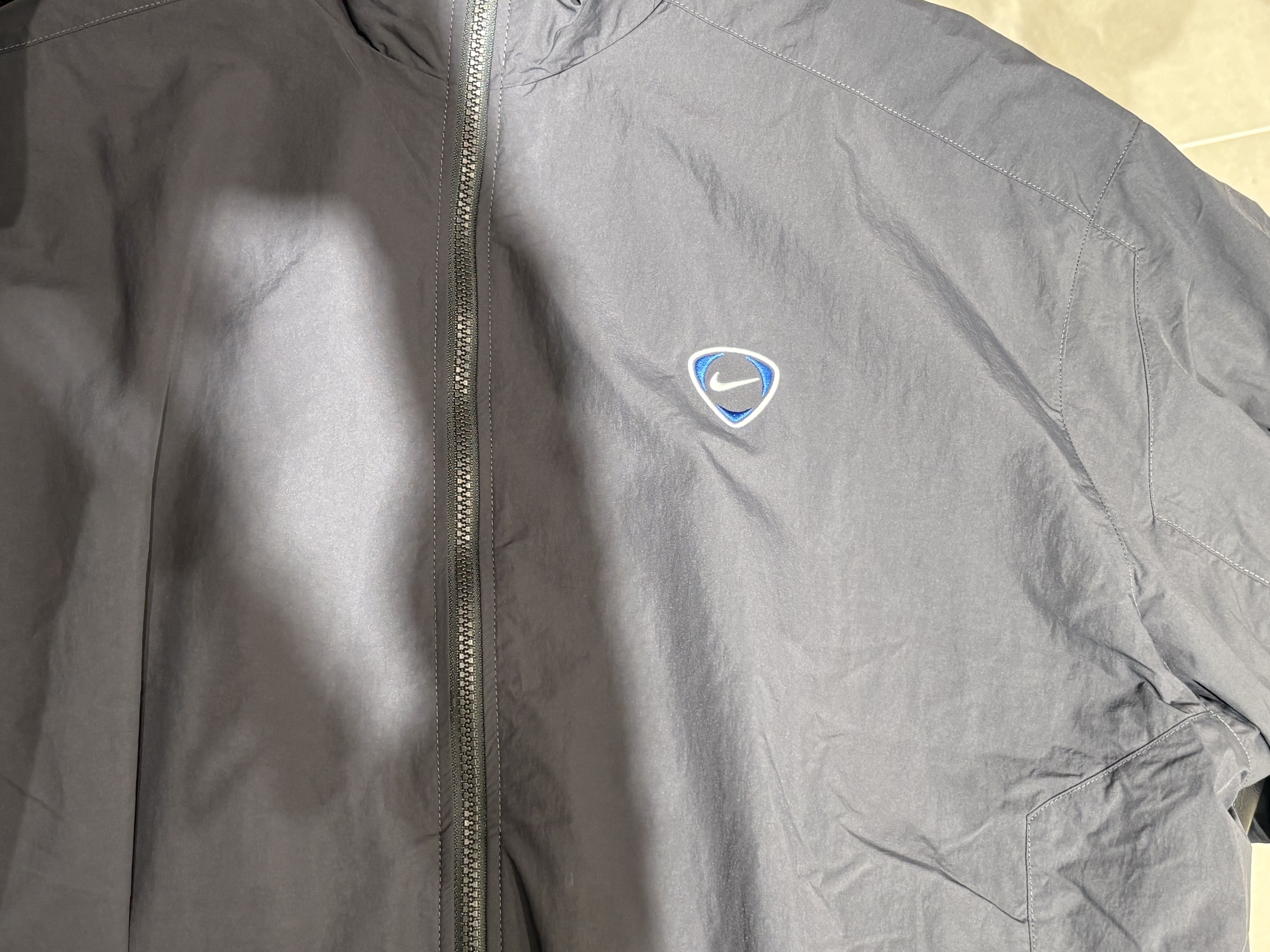 Nike NSW AIR MAX Woven Track Jacket Anthracite Blue Jay (IR6674-060) 착용 스타일