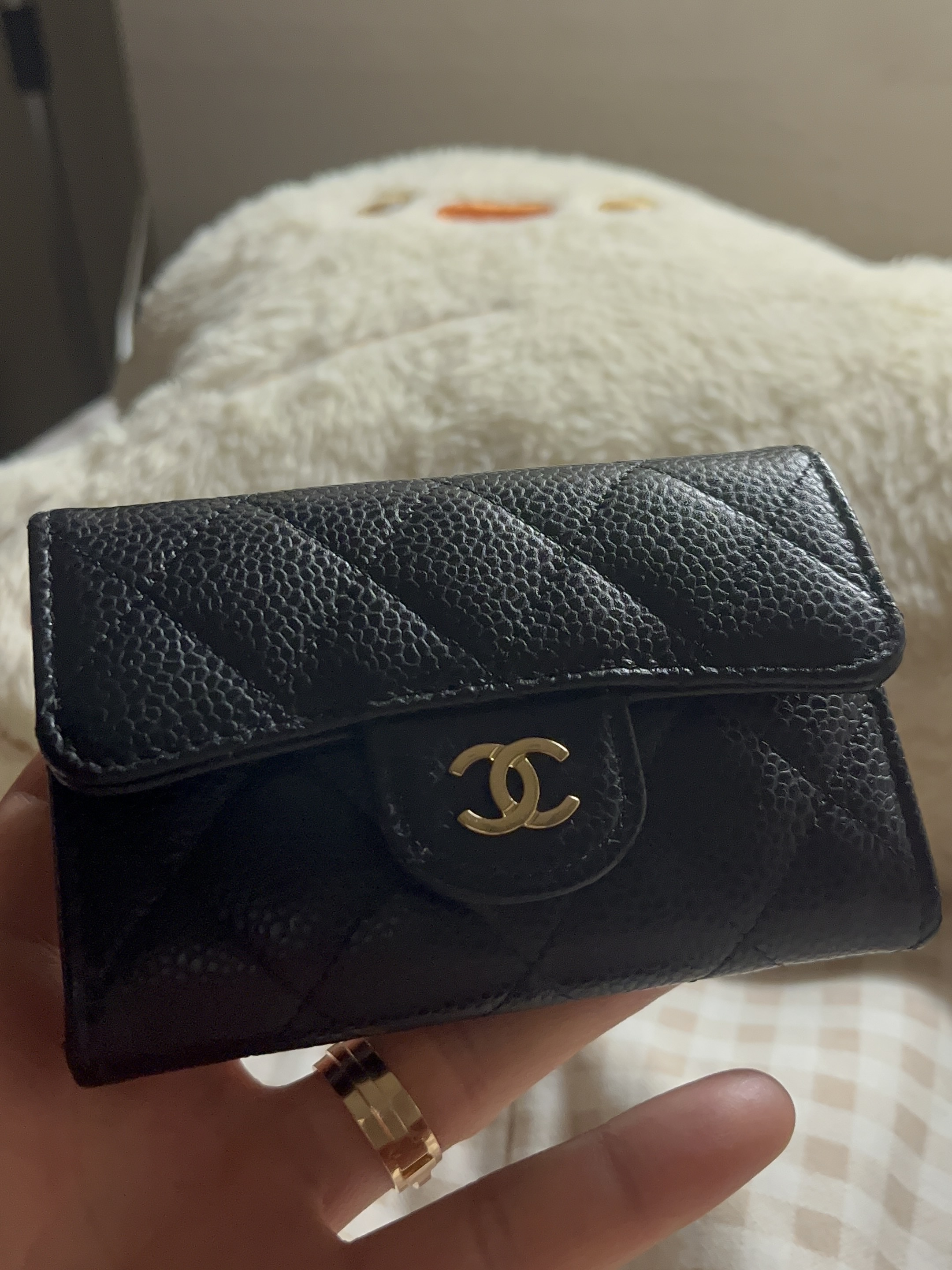 Chanel Classic Card Holder Grained Calfskin & Gold Black, Tiffany & Co. Tiffany T Wide Ring 18K Rose Gold 착용 스타일 - 3