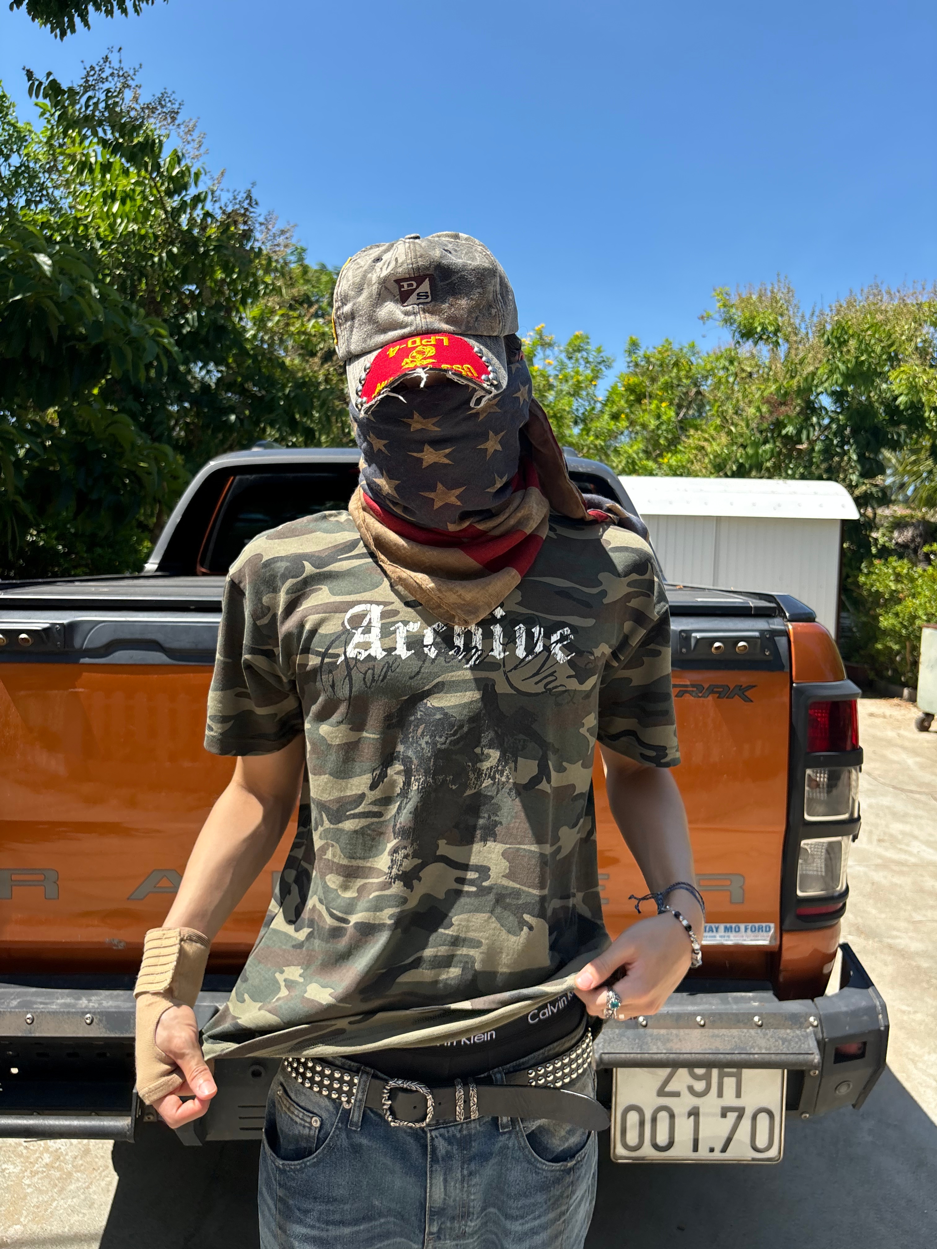 Farfromwhat Archive Gothic Logo T-shirt_Camo 착용 스타일