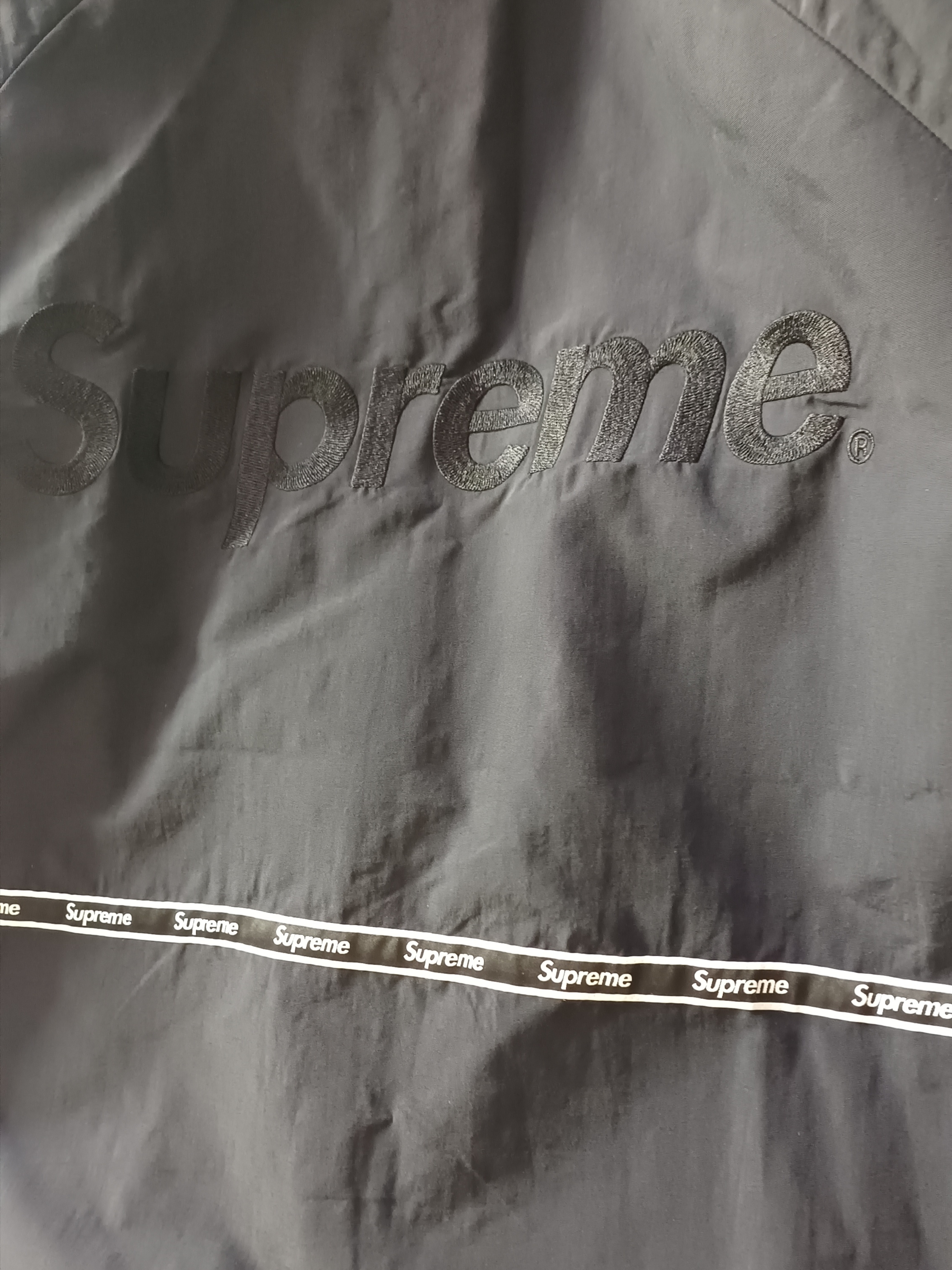 Supreme Logo Taping Track Jacket Black - 26SS 착용 스타일