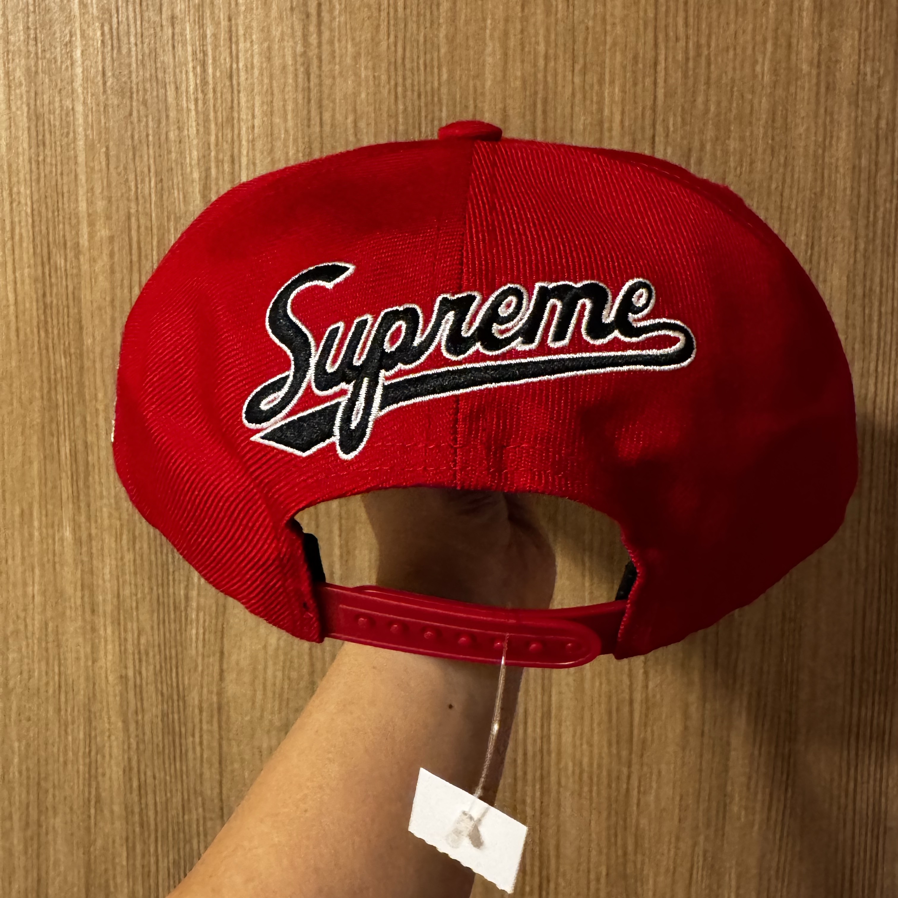 Supreme World Famous S Logo 6-Panel Red - 26SS 착용 스타일