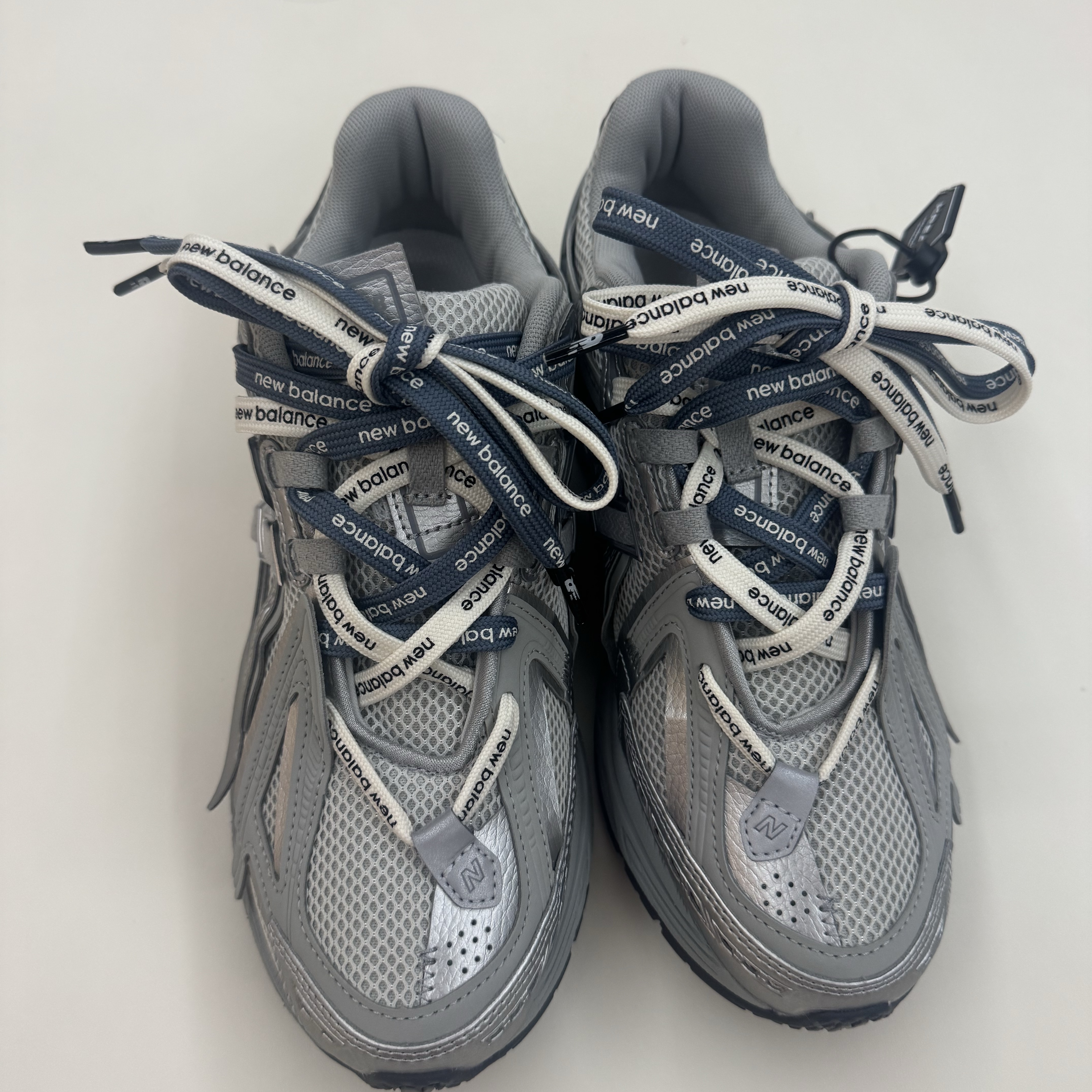 New Balance 1906A Concrete Silver Metallic 착용 스타일
