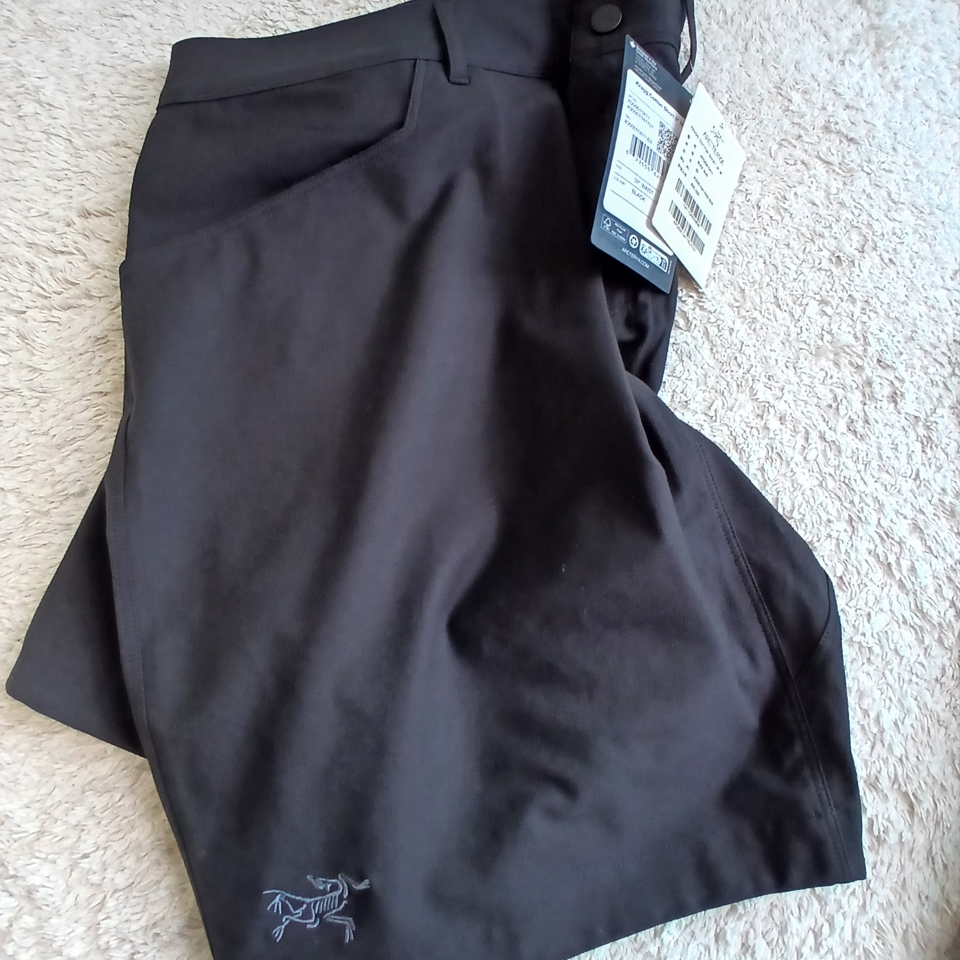 Arc'teryx Cormac Logo SS Shirt Black, Nike N.A.C. Unlimited 7 Inch Training Shorts Smoke Grey (IF2814-084) 착용 스타일 - 3