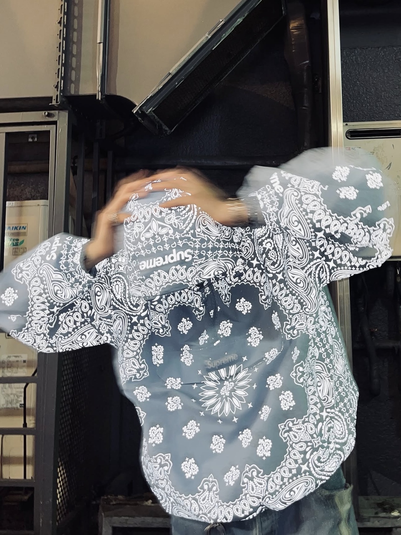 Supreme Reflective Bandana Anorak Light Blue - 26SS 착용 스타일 - 3