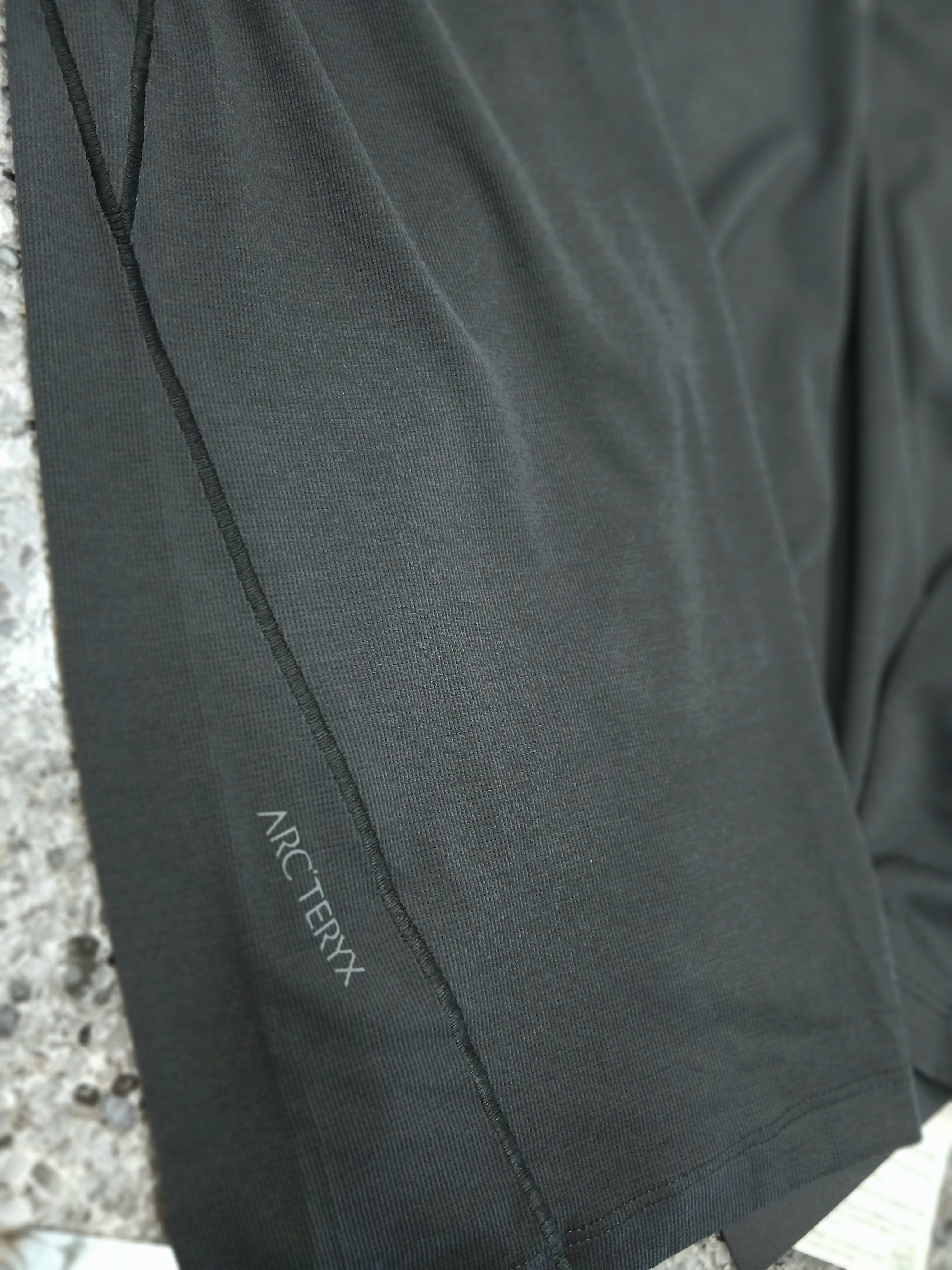 Arc'teryx Cormac Logo SS Shirt Black 착용 스타일 - 2