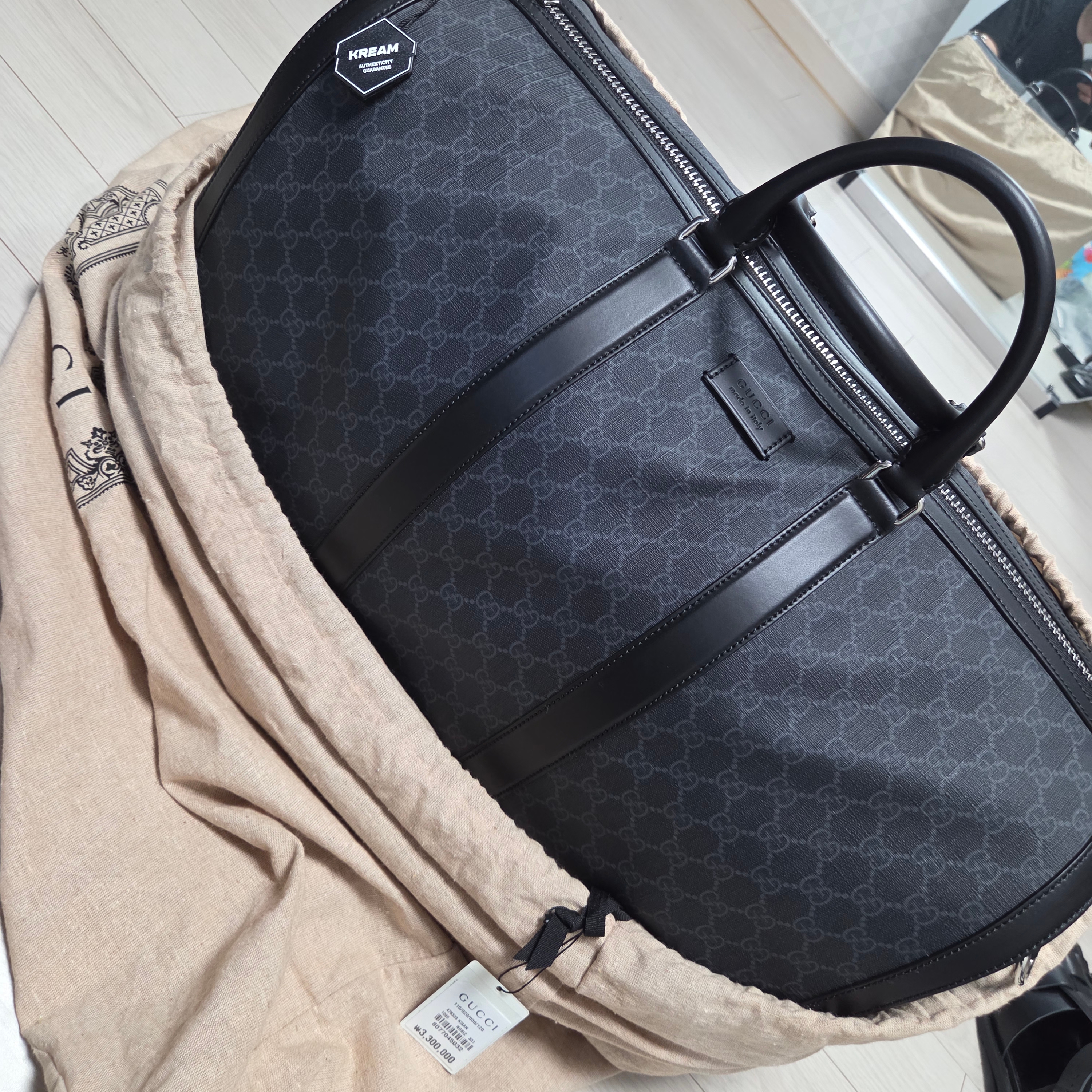 Gucci GG Carry-On Duffle Black GG Supreme 착용 스타일
