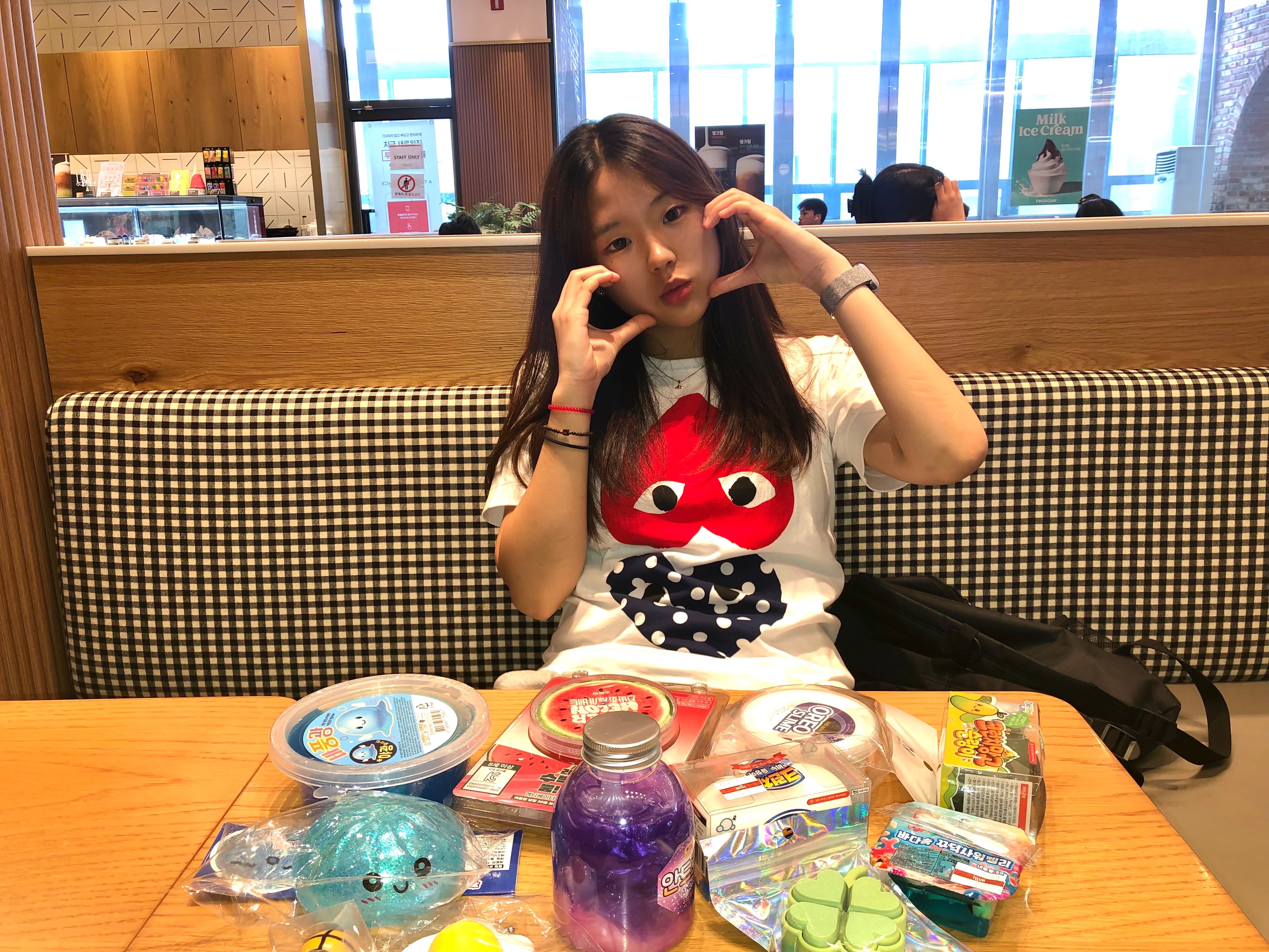(W) Play Comme des Garcons Polka Dot With Upside Down Heart T-Shirt White, Play Comme des Garcons Red Heart T-Shirt Black 착용 스타일 - 2