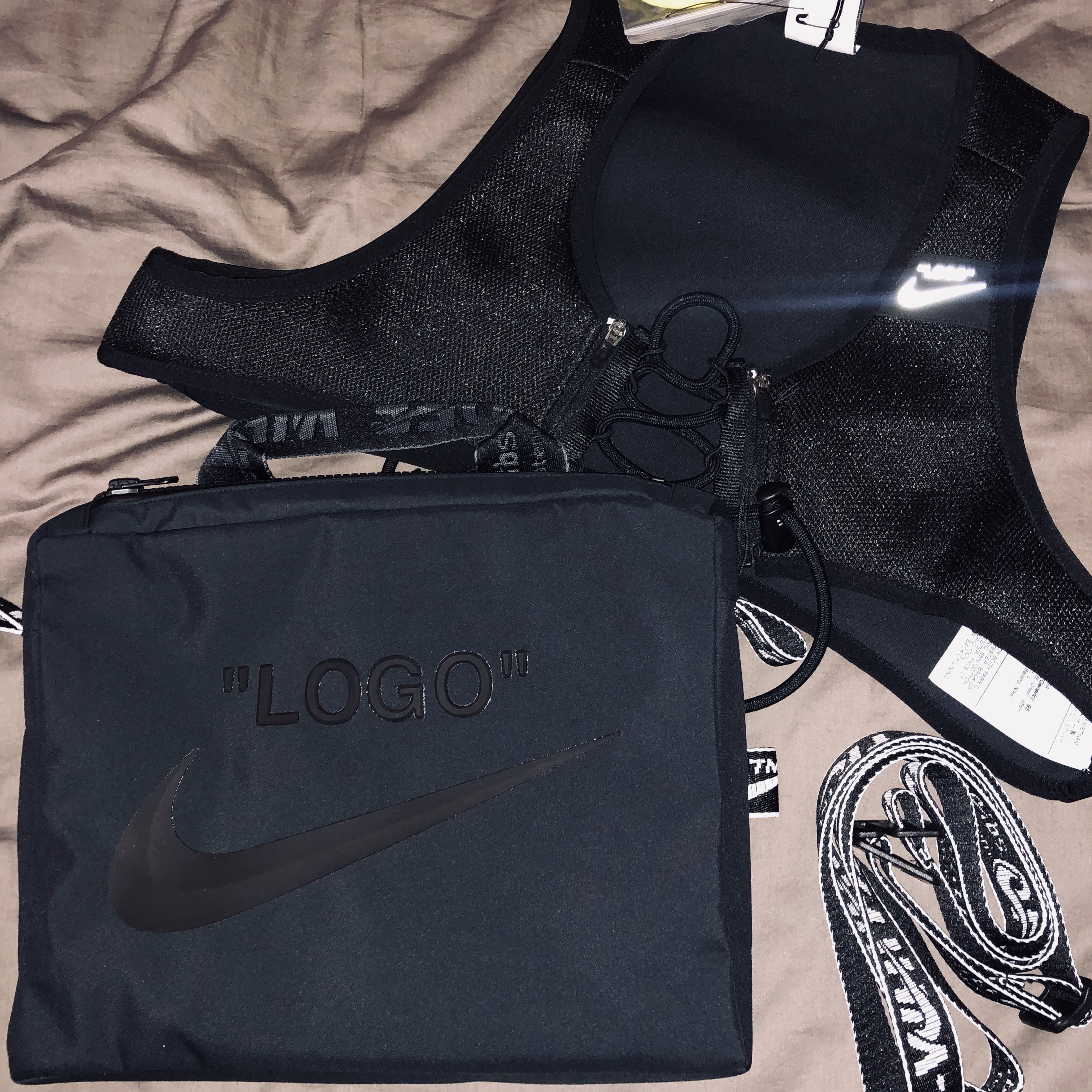 (W) Nike x Off-White Utility Vest Black 착용 스타일