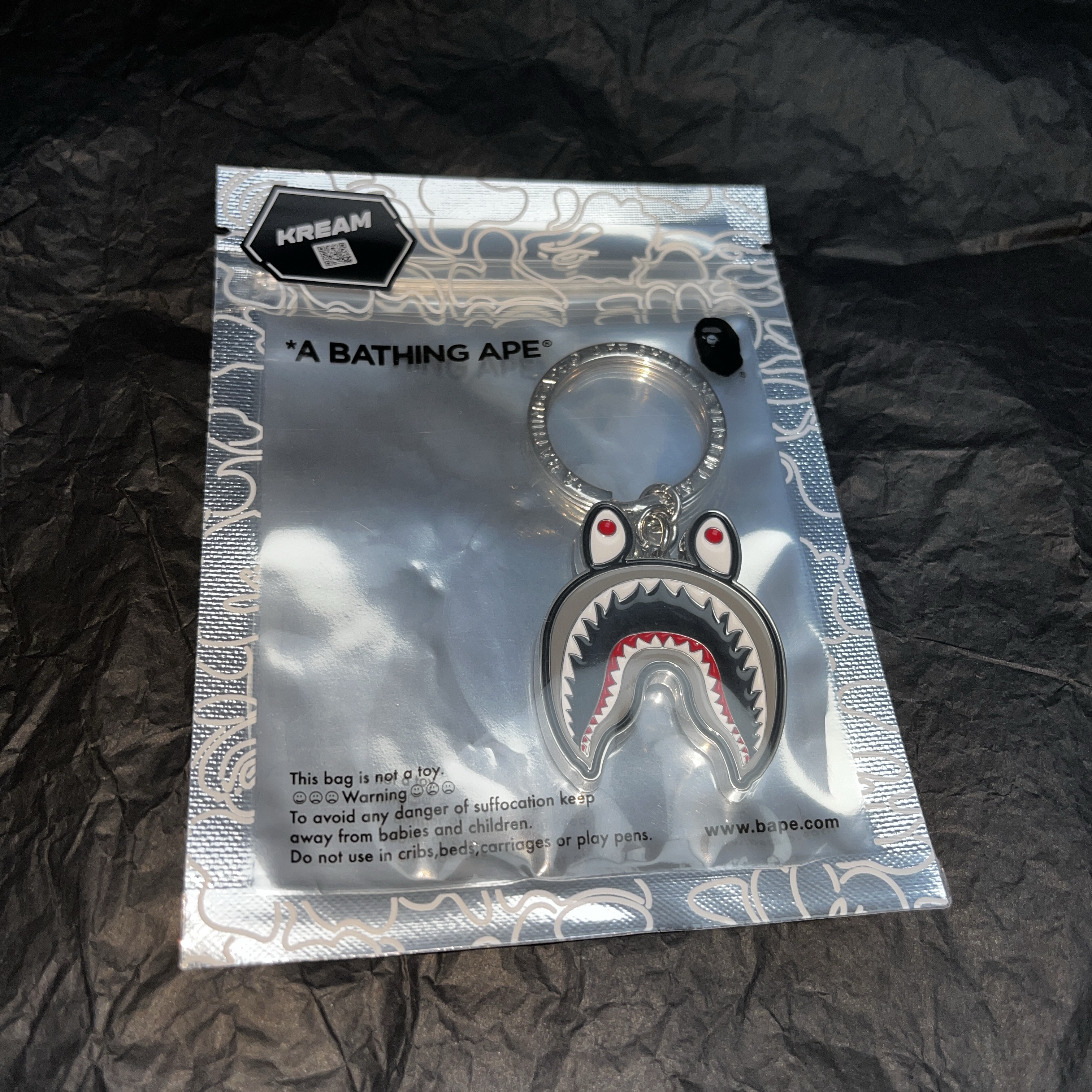 BAPE Shark Metal Keychain Black 착용 스타일