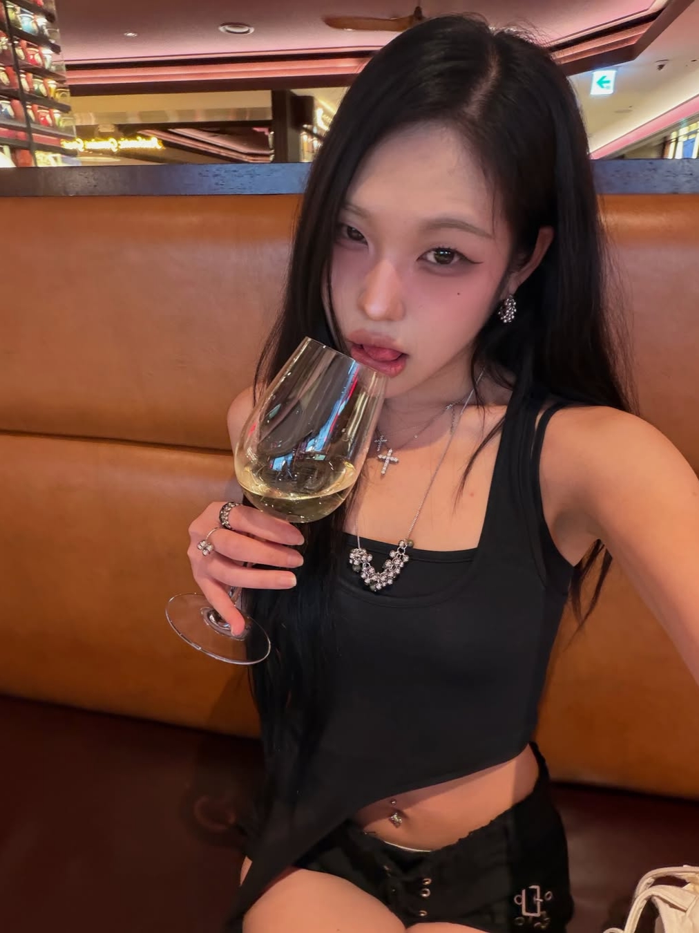 VOONT Eyelet Buckle Micro Shorts (BLACK), VOONT Cut Out Garter Sleeveless (BLACK) 착용 스타일 - 5
