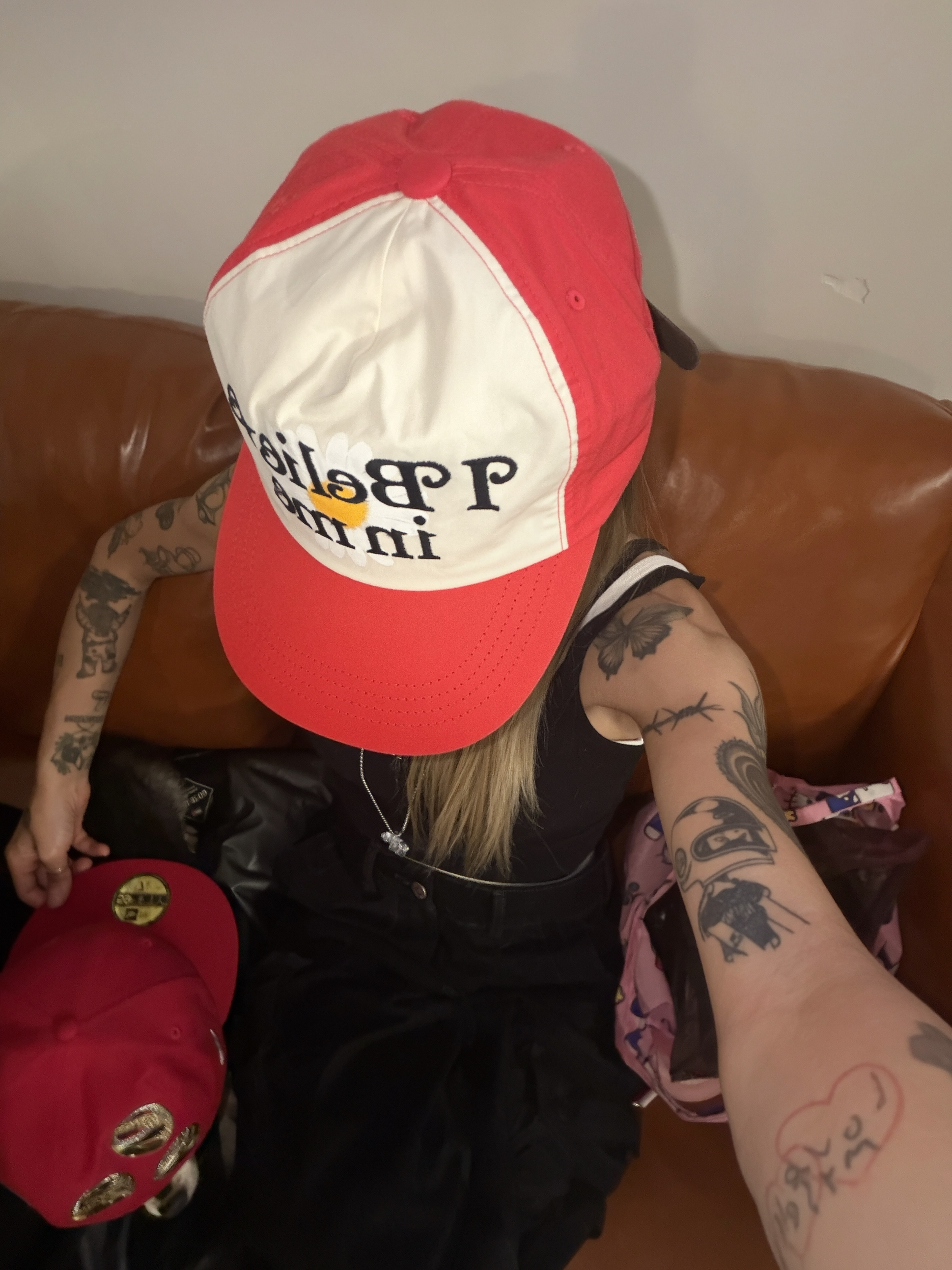 Peaceminusone x Verdy 5 Panel Ball Cap Red 착용 스타일 - 2