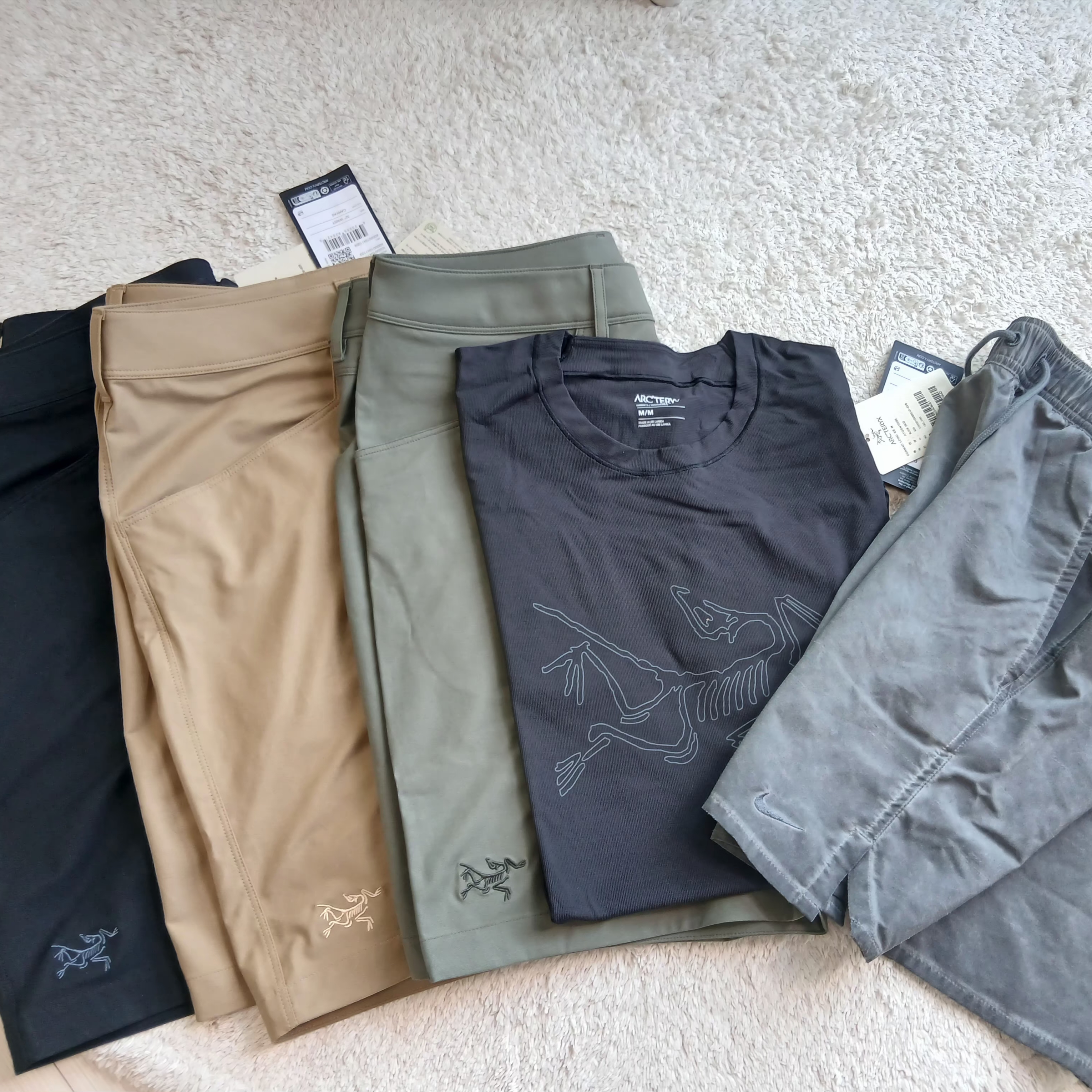 Arc'teryx Cormac Logo SS Shirt Black, Nike N.A.C. Unlimited 7 Inch Training Shorts Smoke Grey (IF2814-084) 착용 스타일 - 1