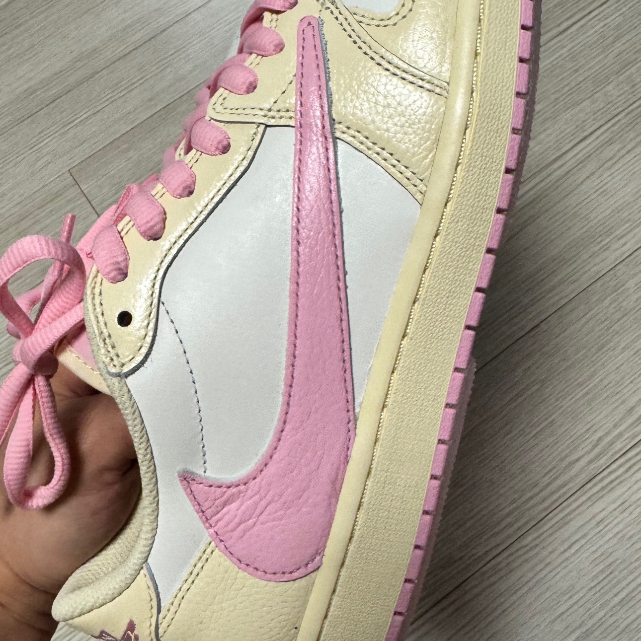 Jordan 1 x Travis Scott Retro Low OG SP Muslin Shy Pink 착용 스타일 - 5
